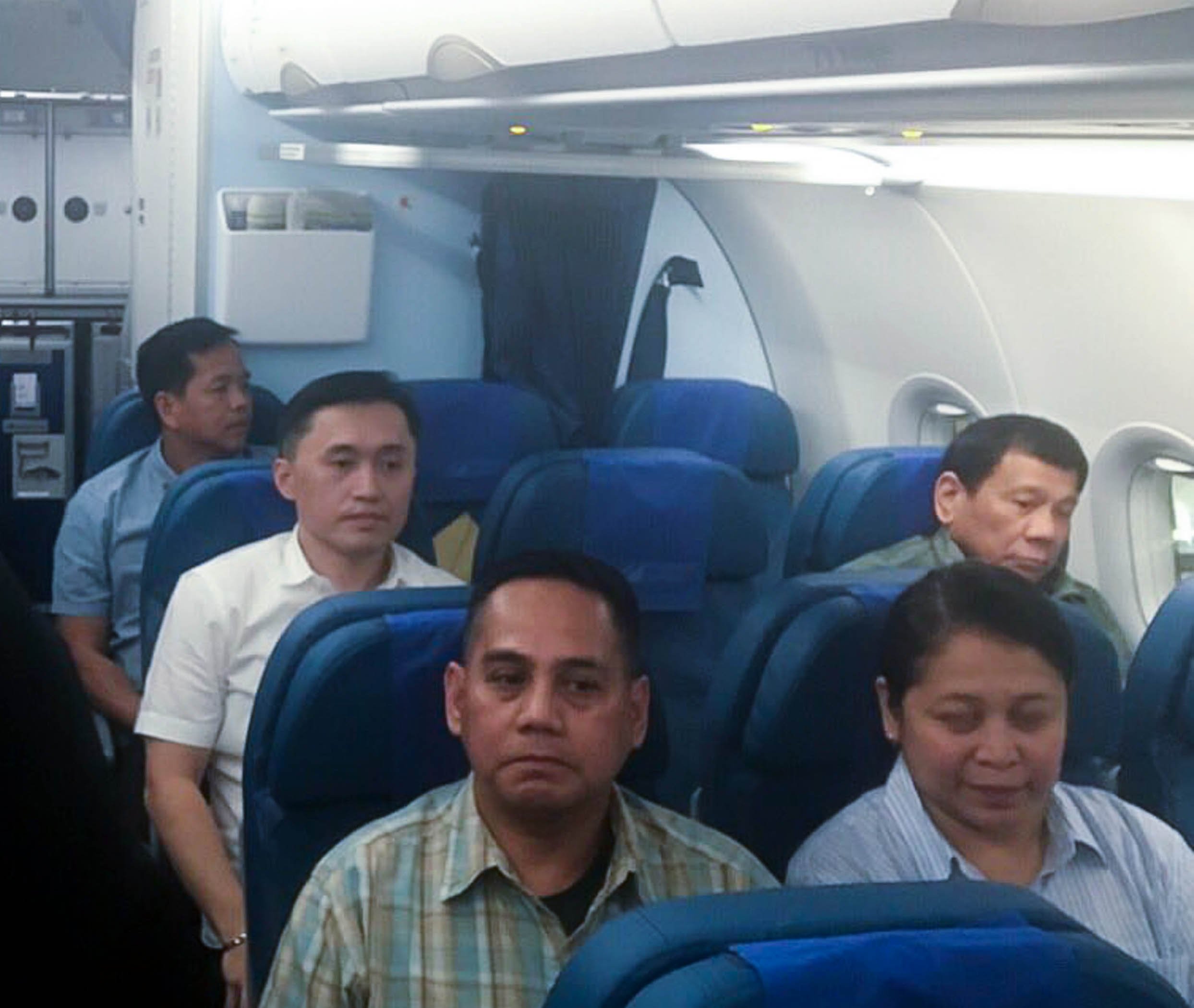 Pres. Duterte takes commercial flight again
