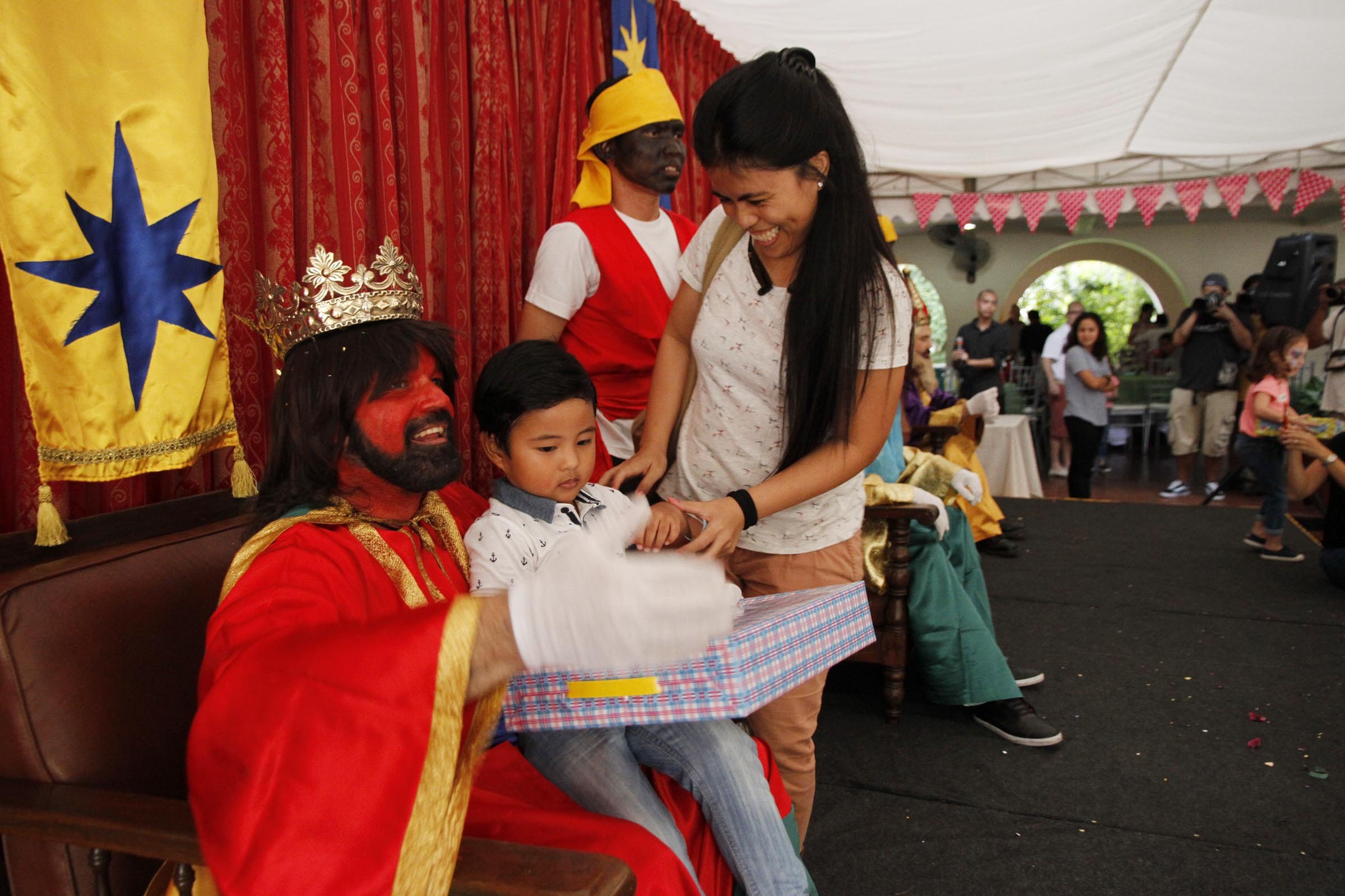 'Kings' distribute gifts to children
