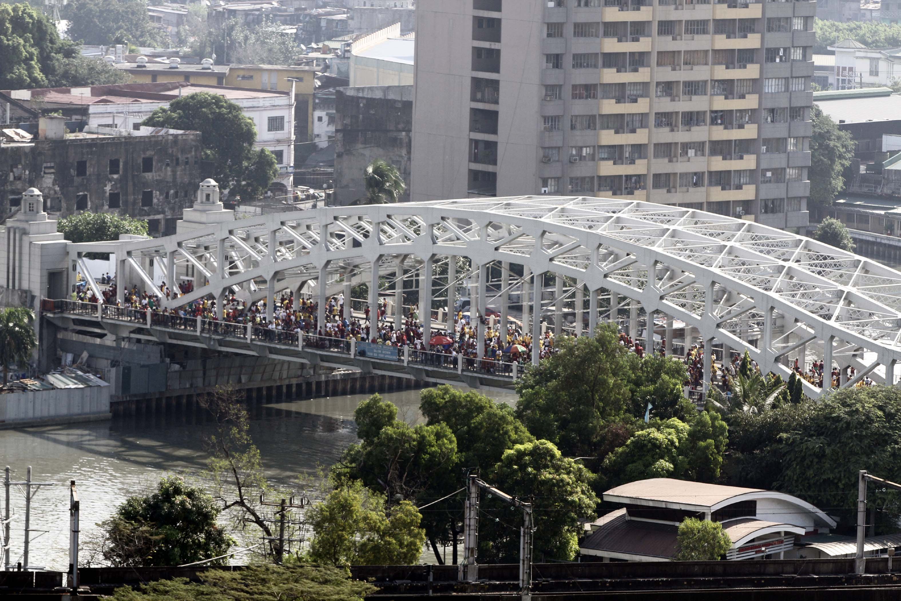 Thousand devotees of the Black Nazarene at Ayala Bridge