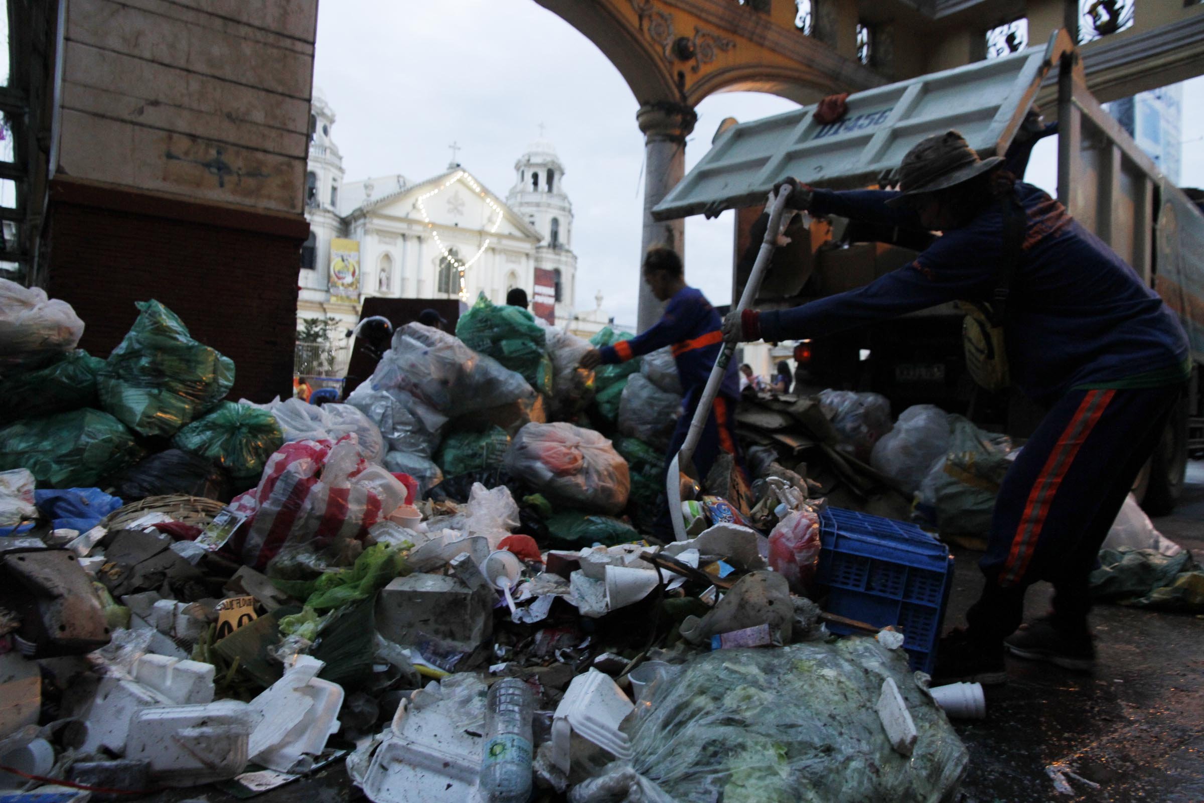 Garbage collectors start hauling trash in Plaza Miranda