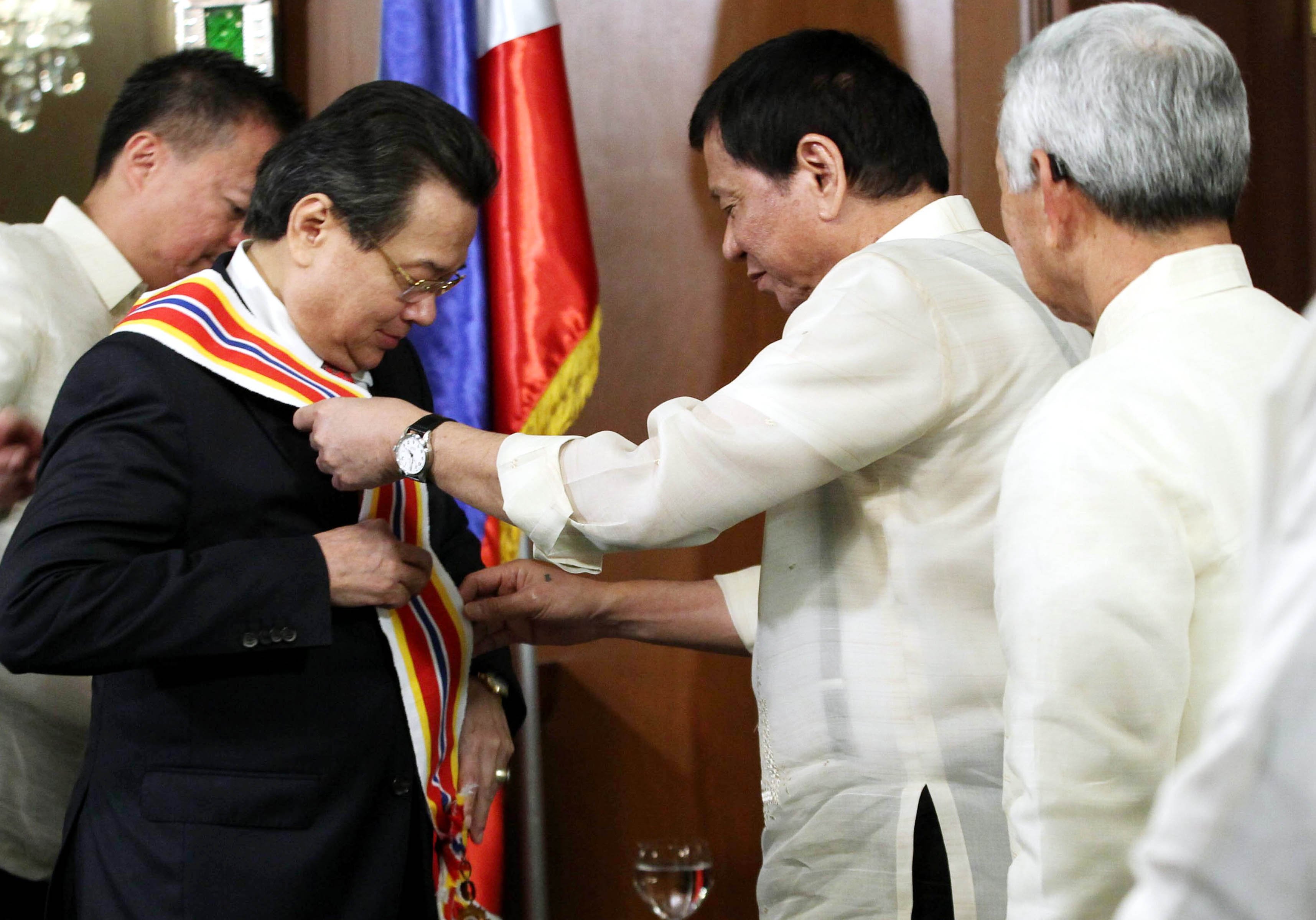 President Duterte confers the Order of Sikatuna Grand Cross Gold Distinction award to outgoing Vietnam Ambassador to PHL