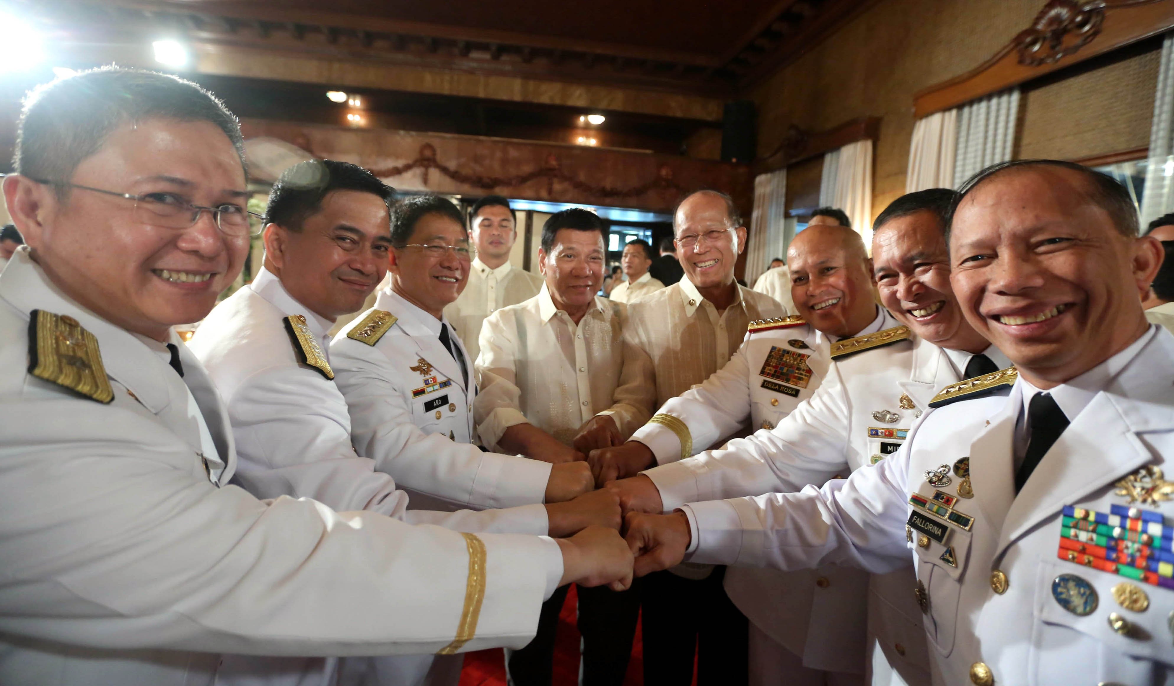 Pres. Duterte does the signature fist gesture with top army, police officials