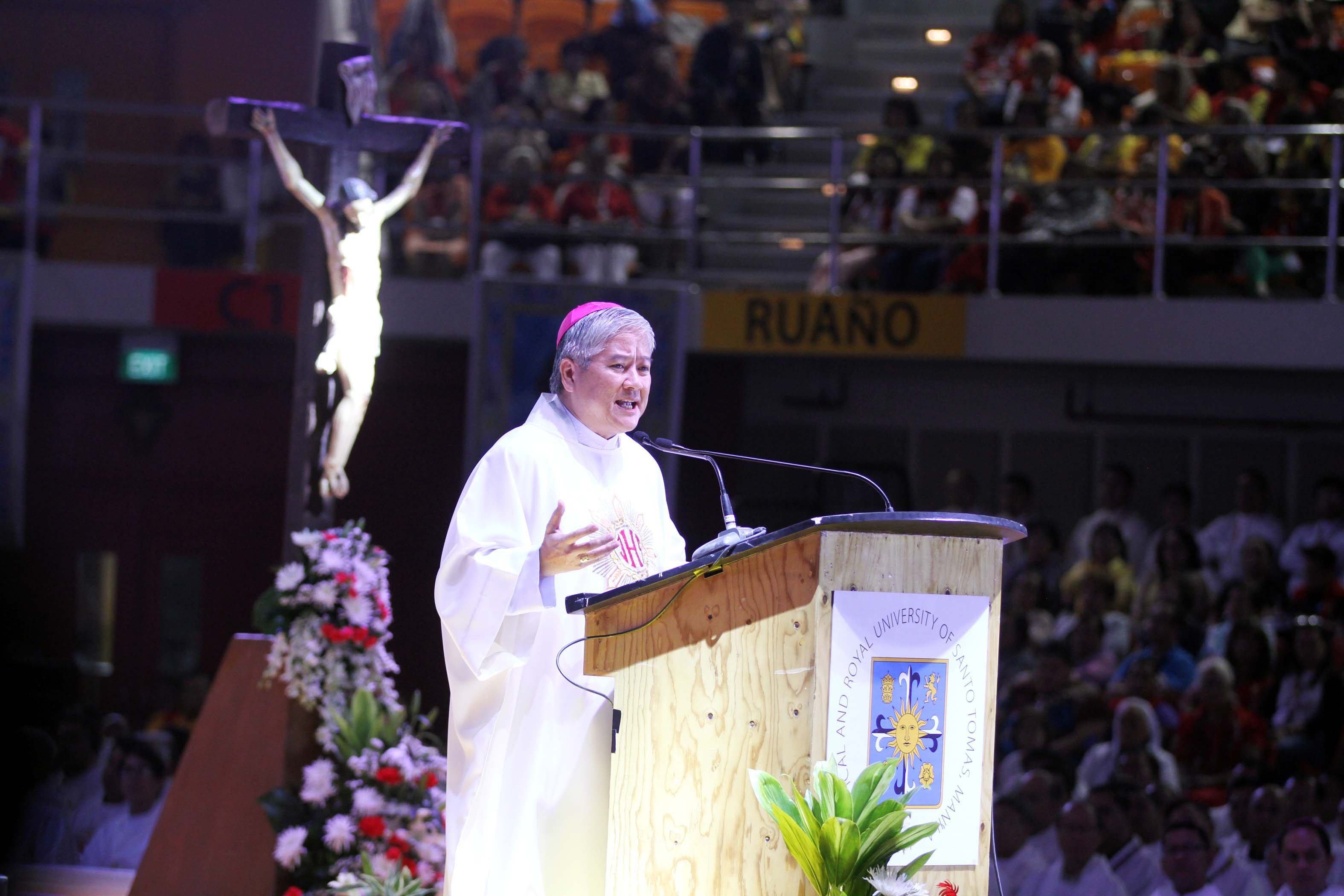 Most Rev. Socrates Villegas, D.D., Archbishop of Lingayen-Dagupan/ CBCP President co-celebrates the Most Holy Eucharist on Day 2 of 4th WACM at UST