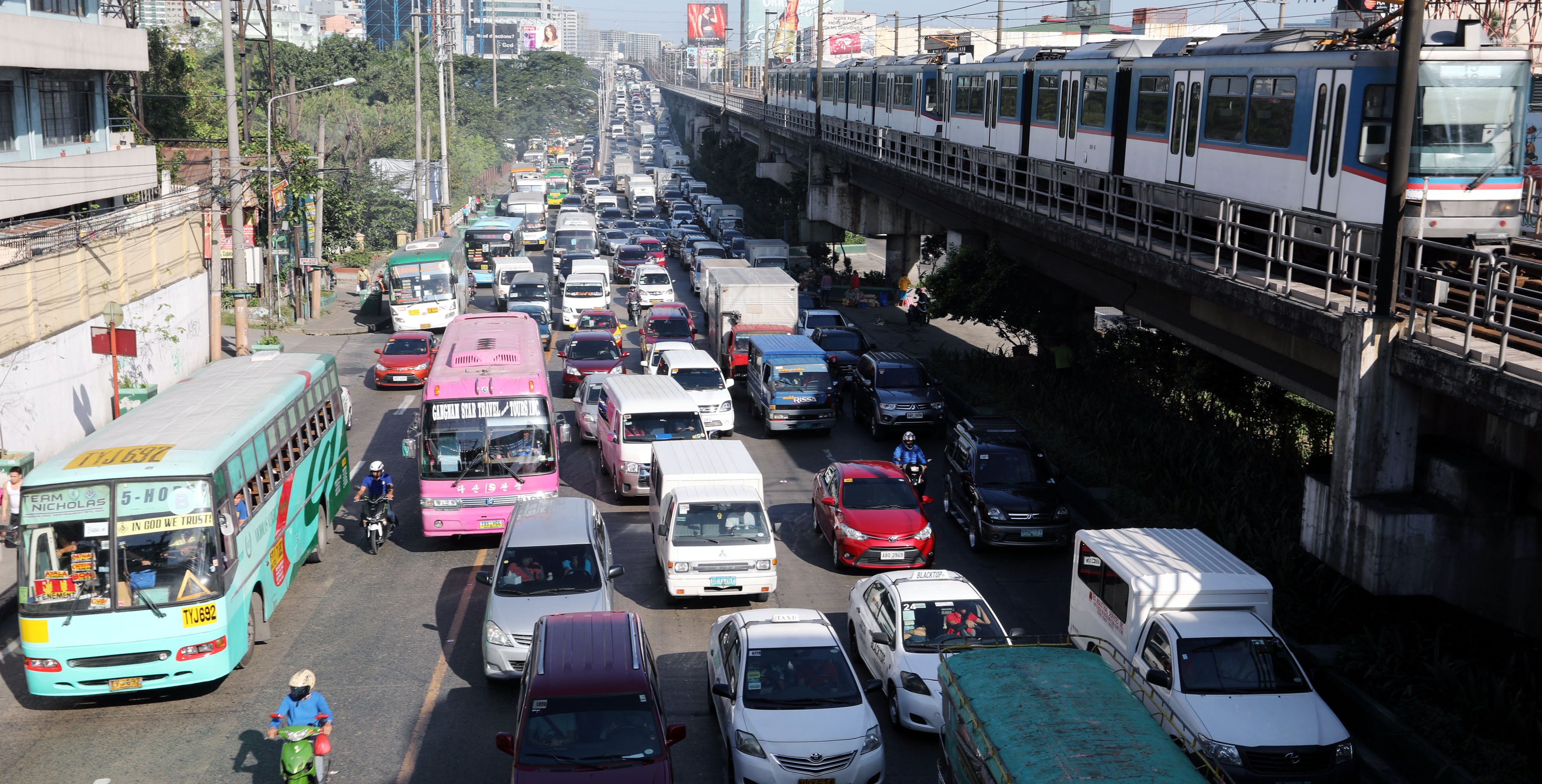 MRT train vs traffic along EDSA