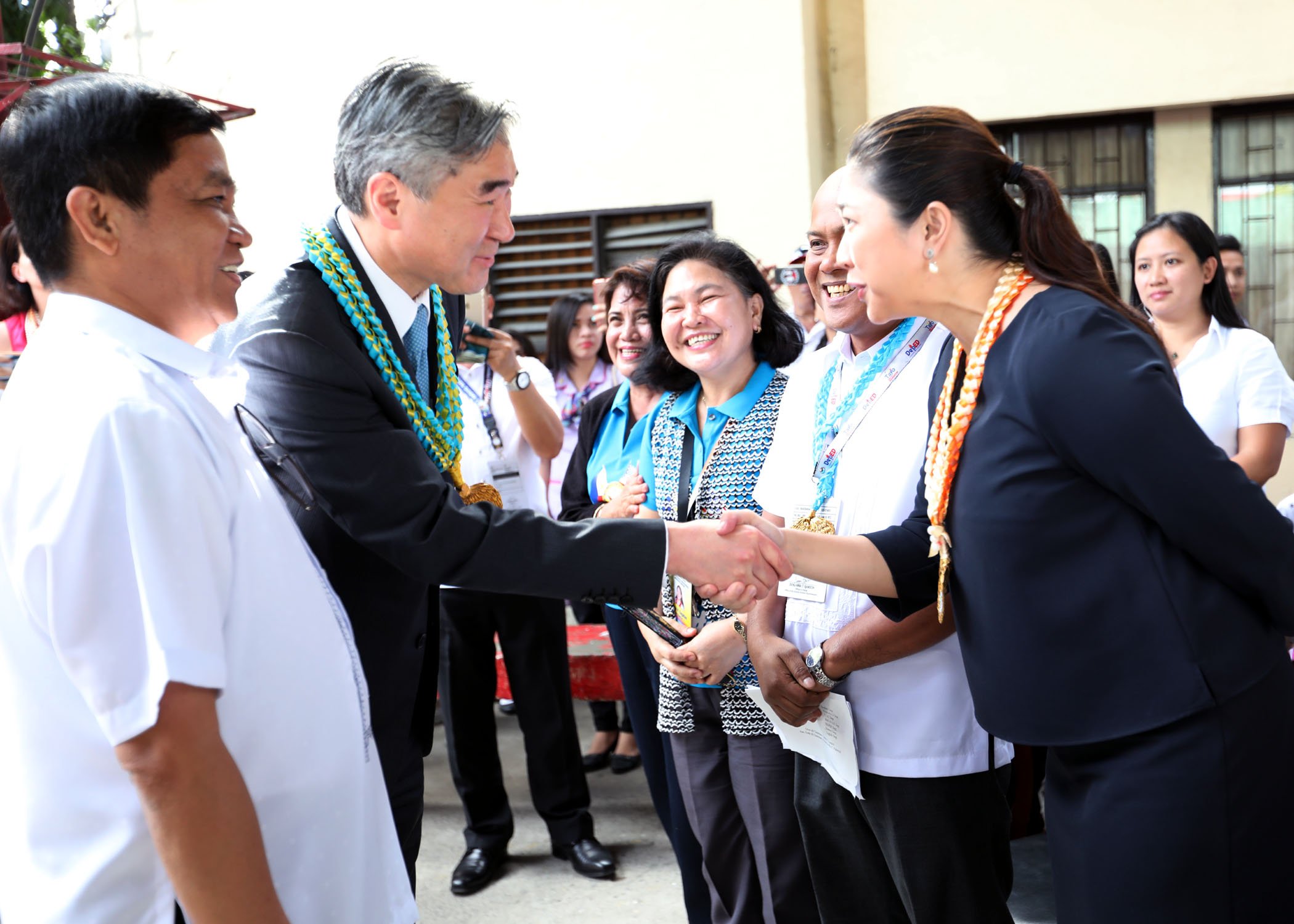 Taguig City Mayor welcomes US Ambassador at Taguig National High School