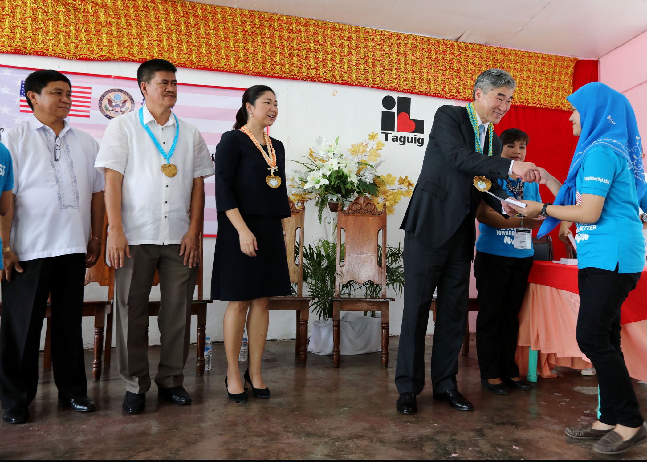 US Ambassador Sung Kim distributes certificates of award to 50 students of Taguig National High School