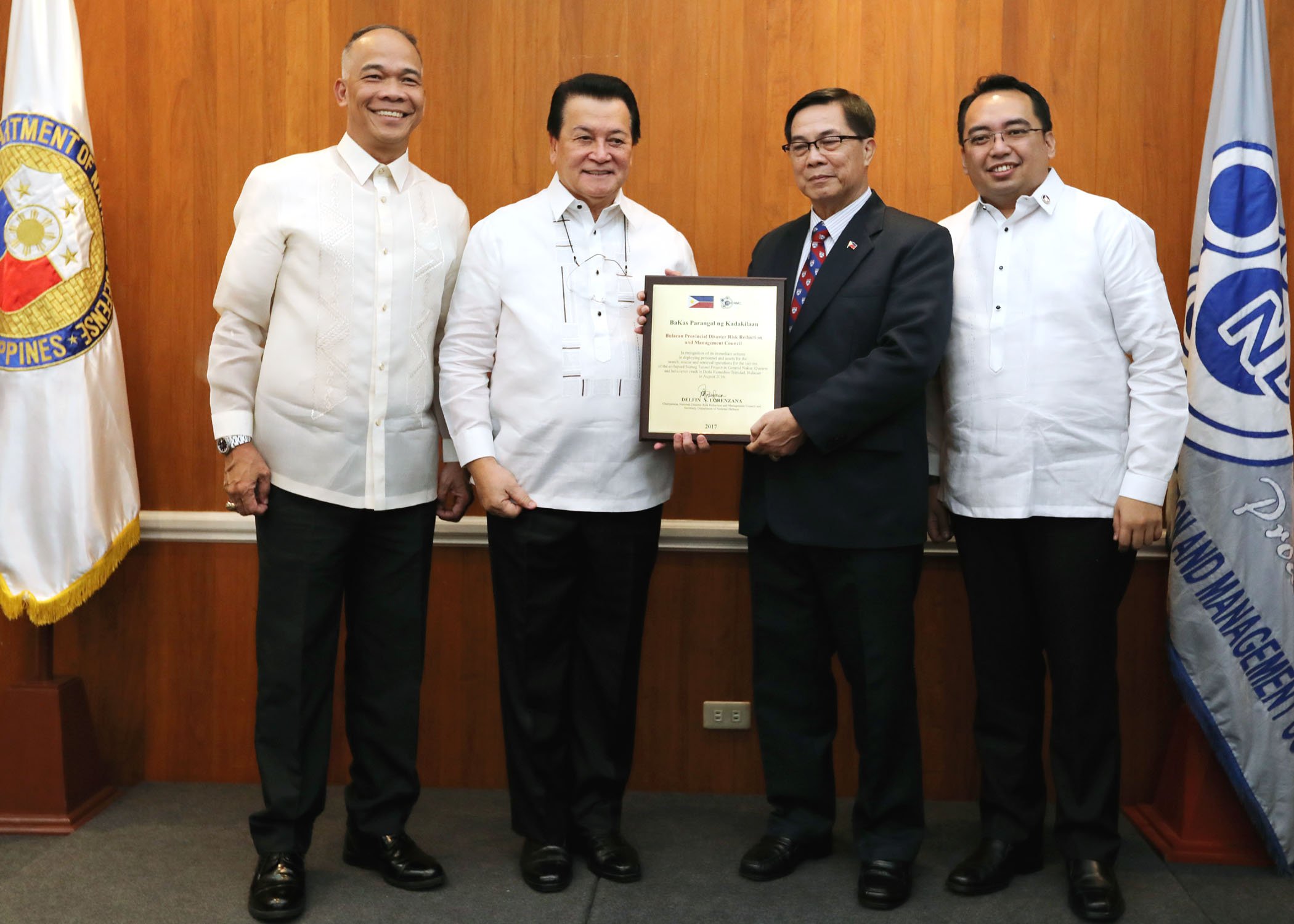 Bulacan, Governor Sy-Alvarado receives the "Bakas Parangal ng Kadakilaan" plaque for Bulacan PDRRMC