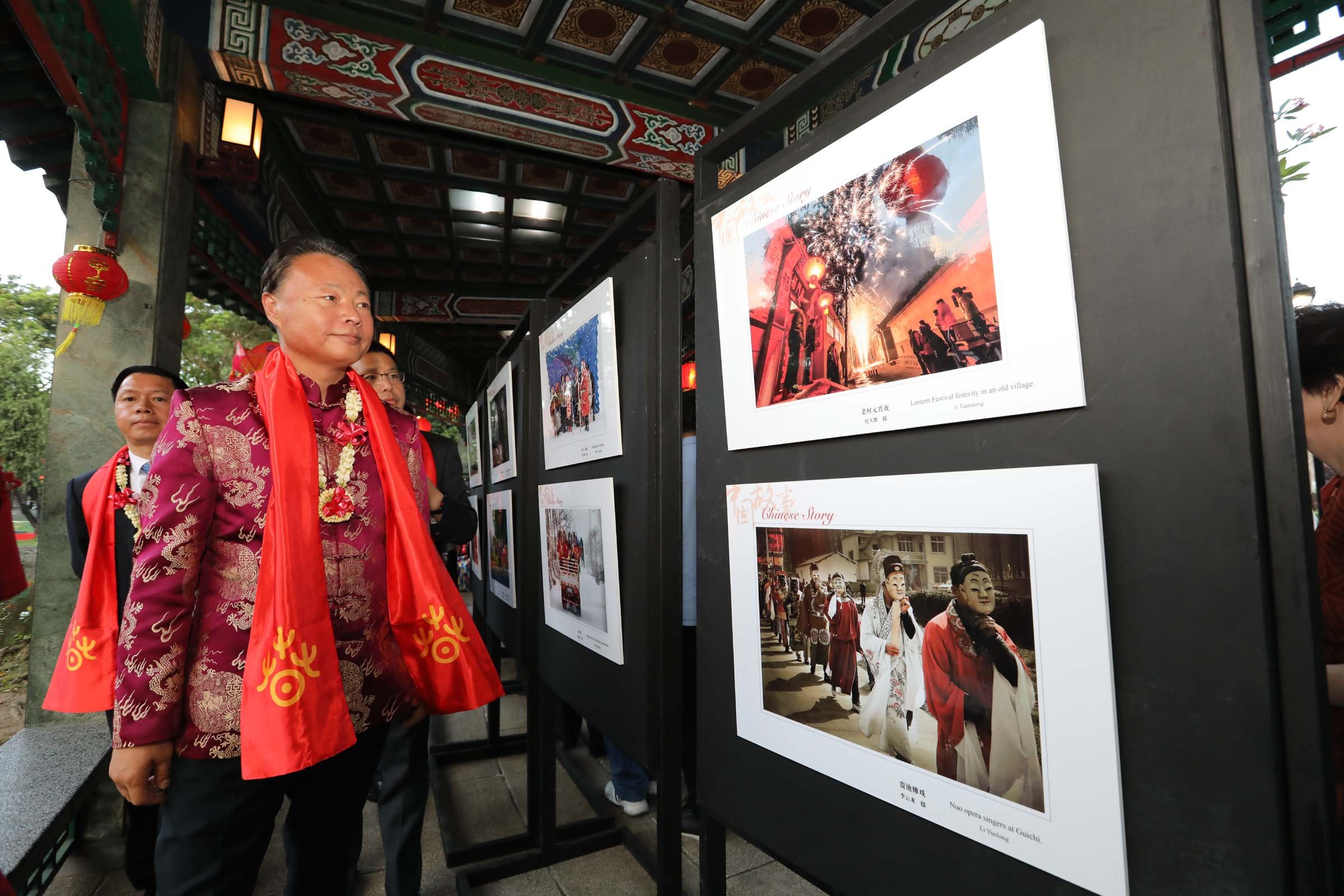 Chinese ambassador visits Rizal Park photo exhibit
