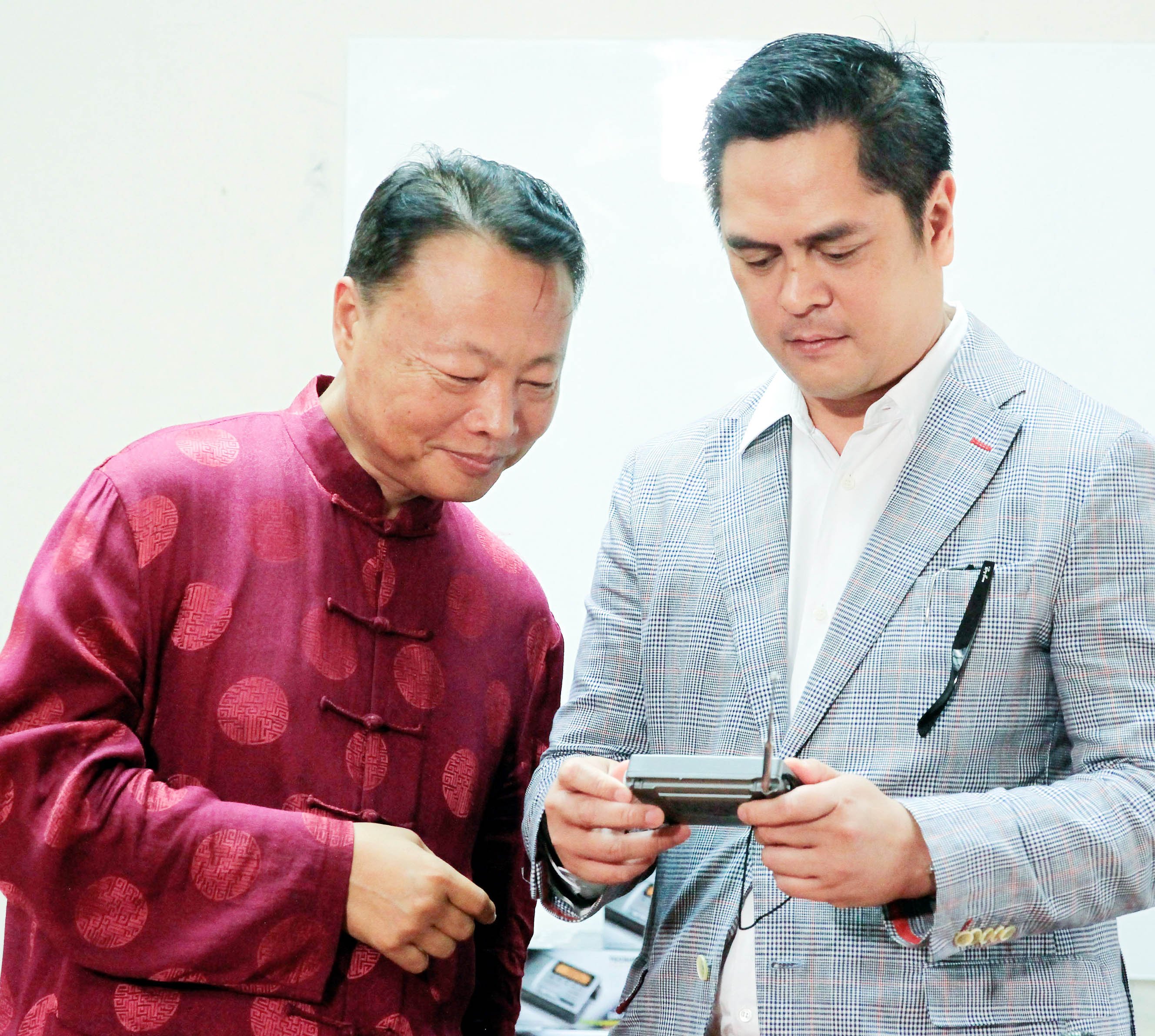 PCOO receives radios from Chinese gov't