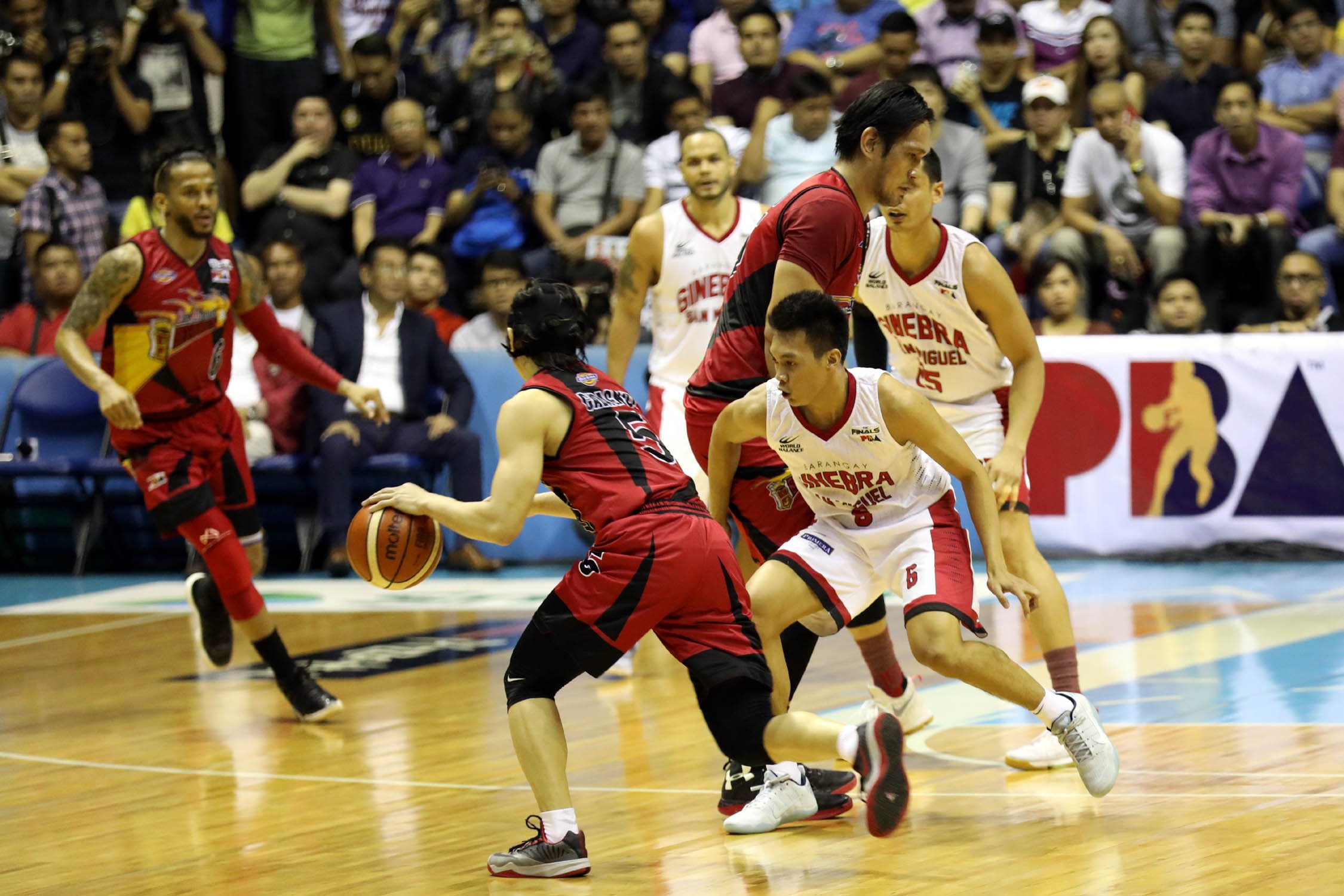 SMB's Cabagnot tries to elude BGSM Thompson