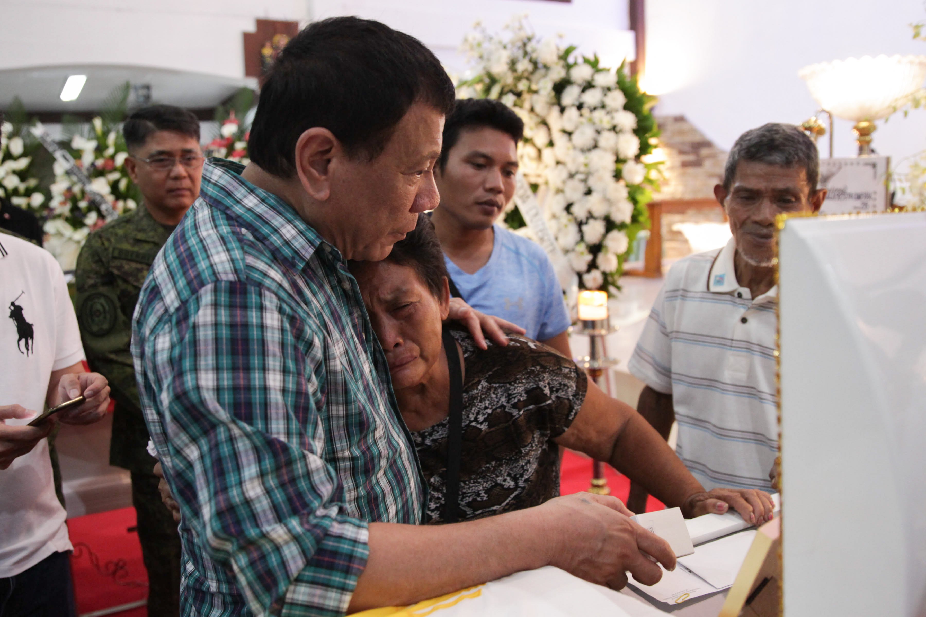Pres. Duterte consoles mother of fallen soldier