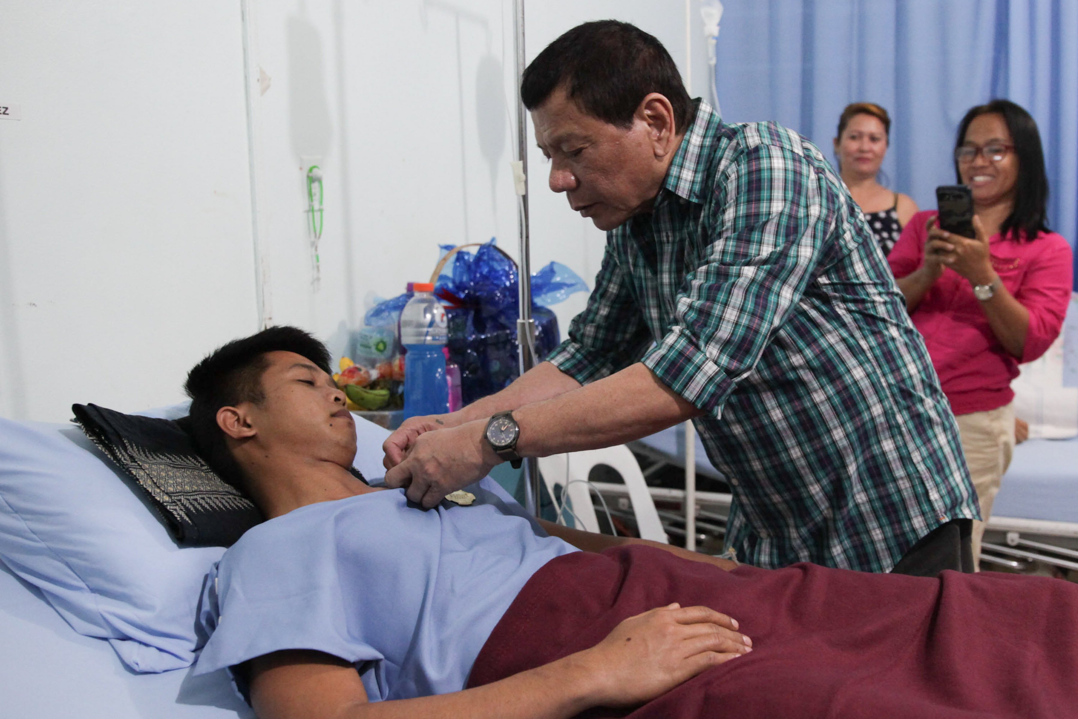 Pres. Duterte pins medal on wounded soldier