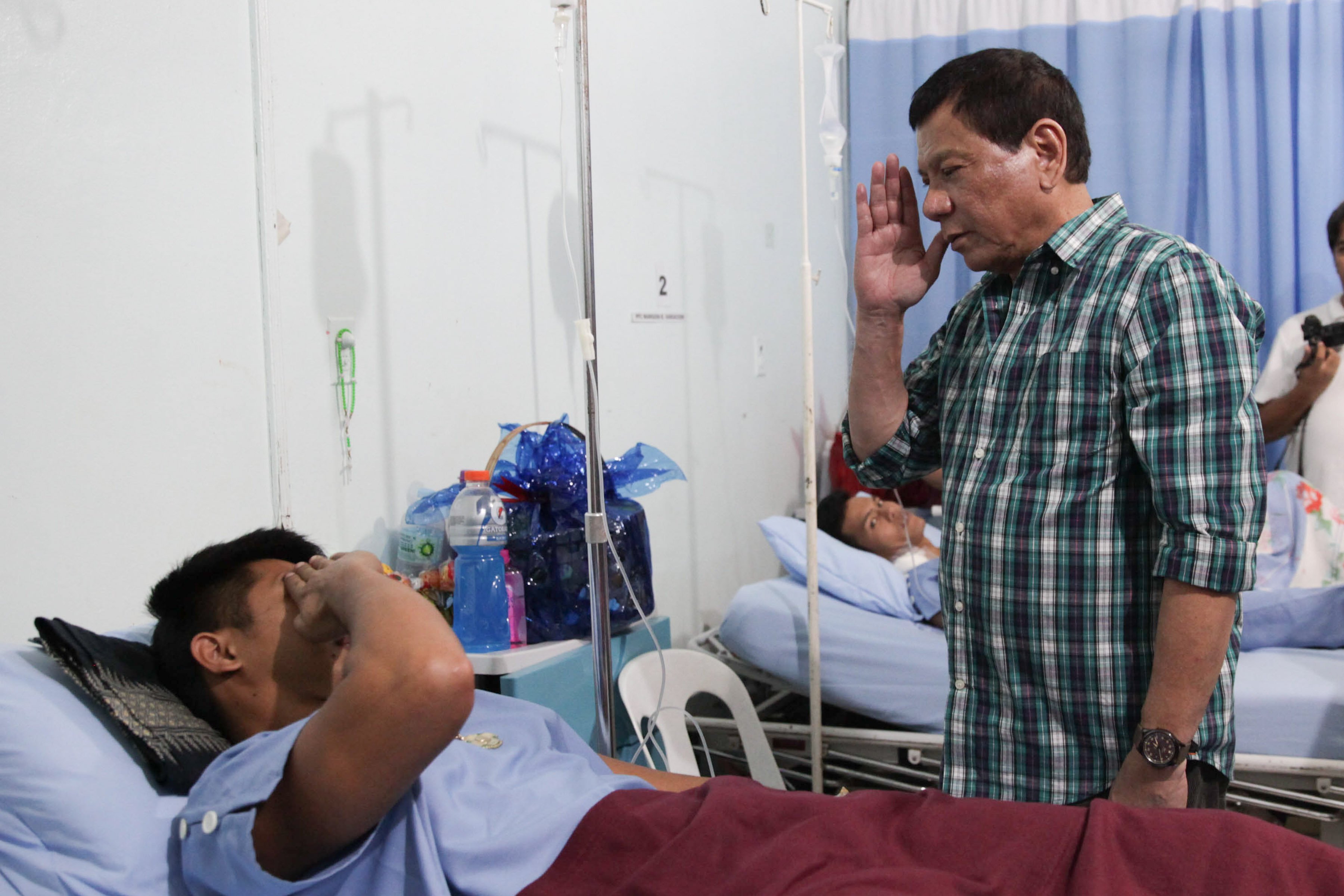 Pres. Duterte salutes soldier's bravery