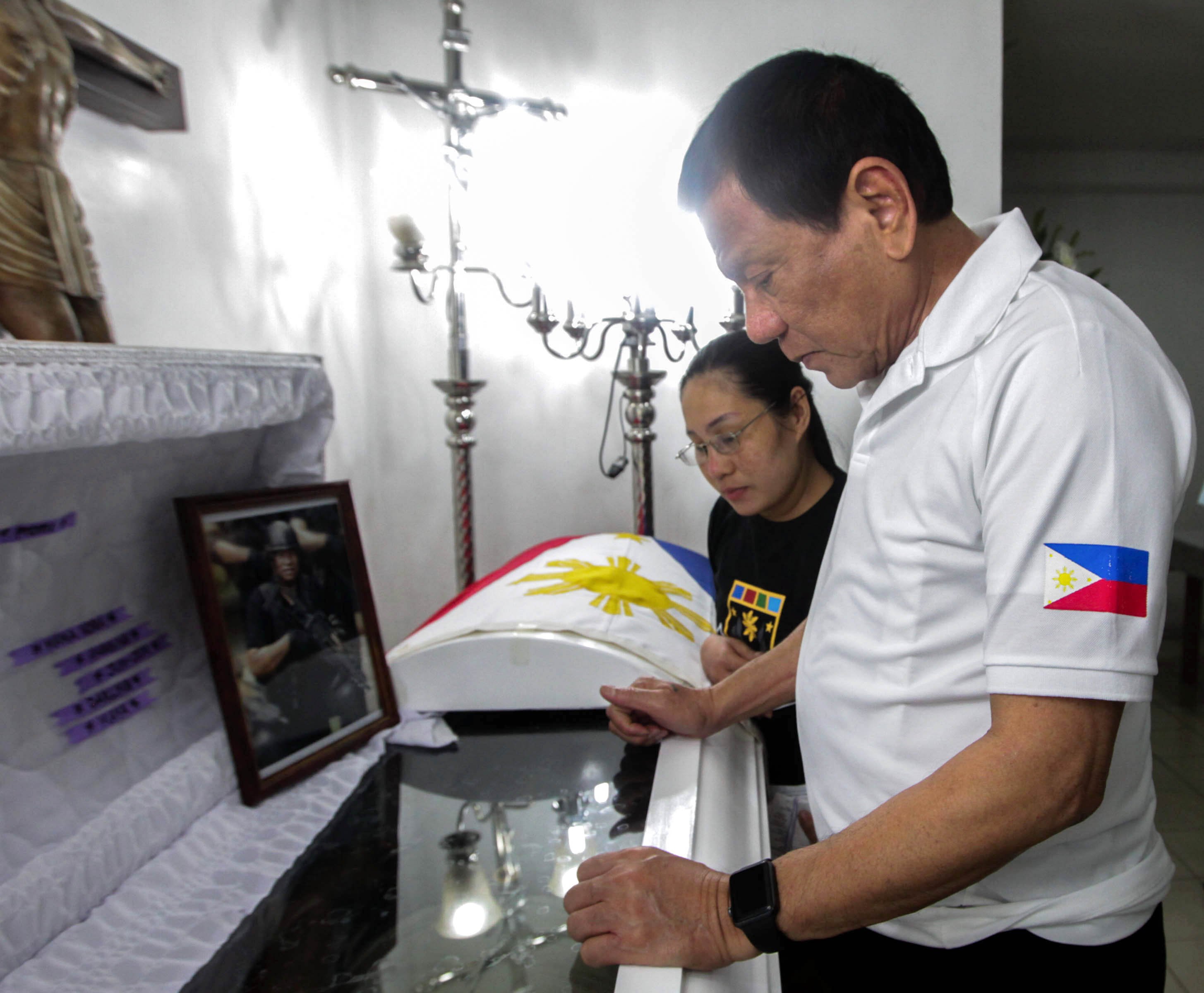 Pres. Duterte visits wake of PSG member