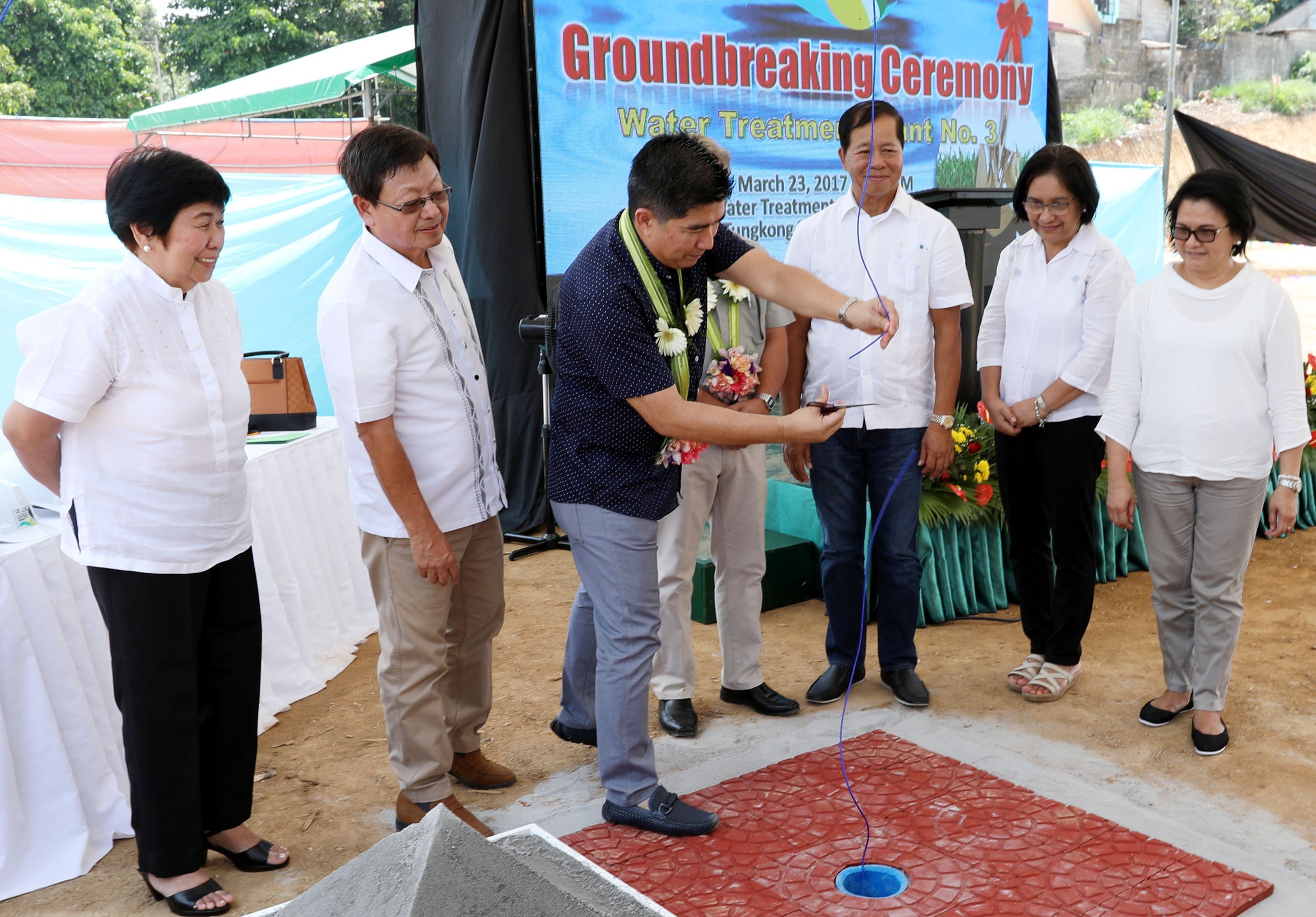 San Jose Del Monte City Mayor Arthur B. Robes cuts the ropes after lowering of the time capsule for WTP-3