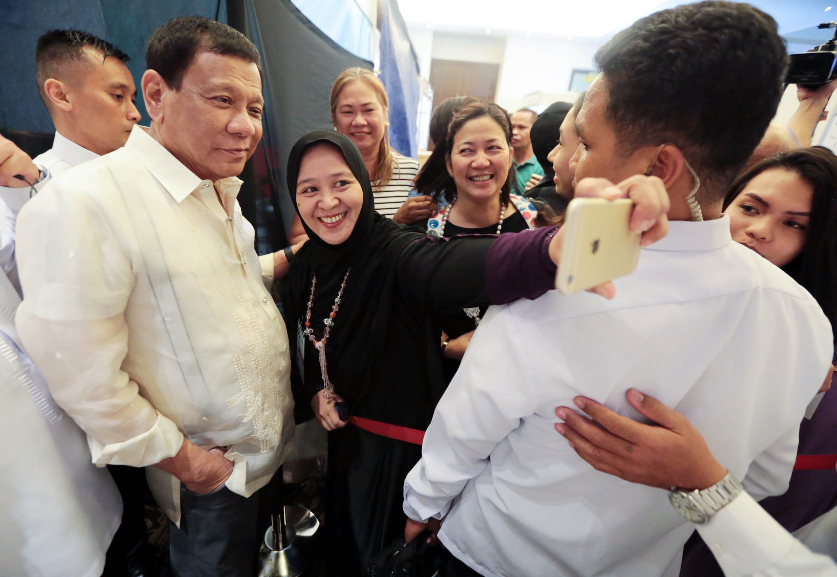 President Duterte grants a photo opportunity to an attendee of the Integrated Bar of the Philippines 16th National Convention of Lawyers