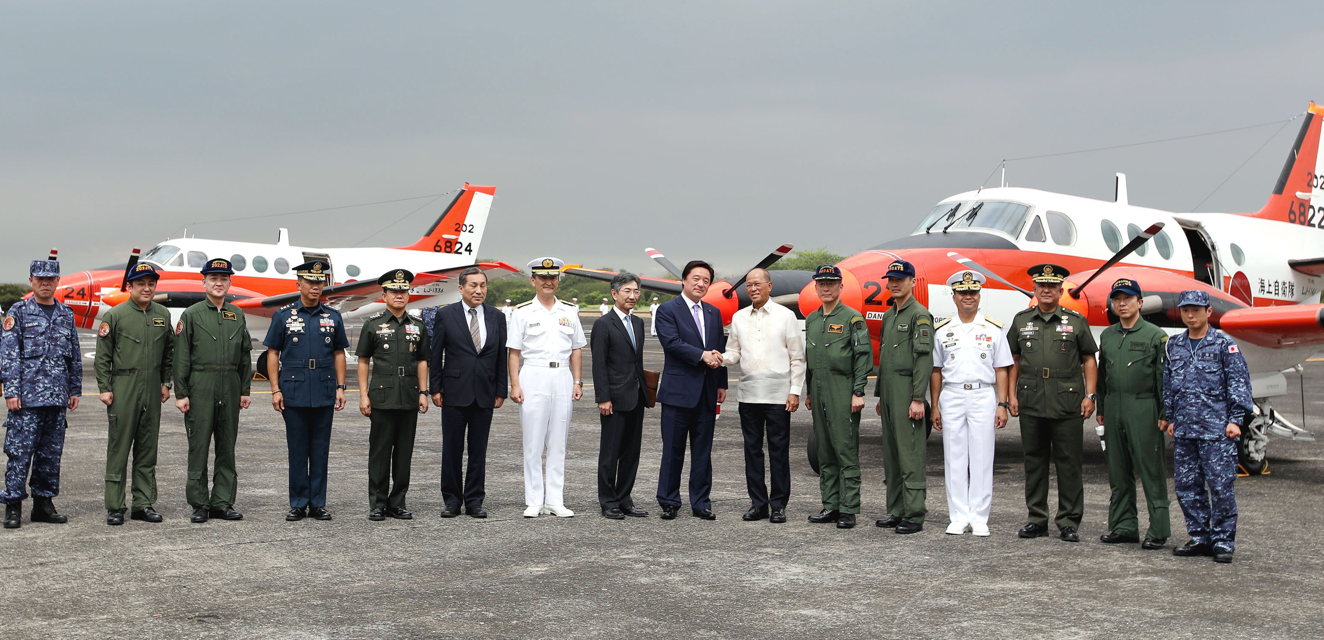 DND chief welcomes TC-90 aircraft from Japan