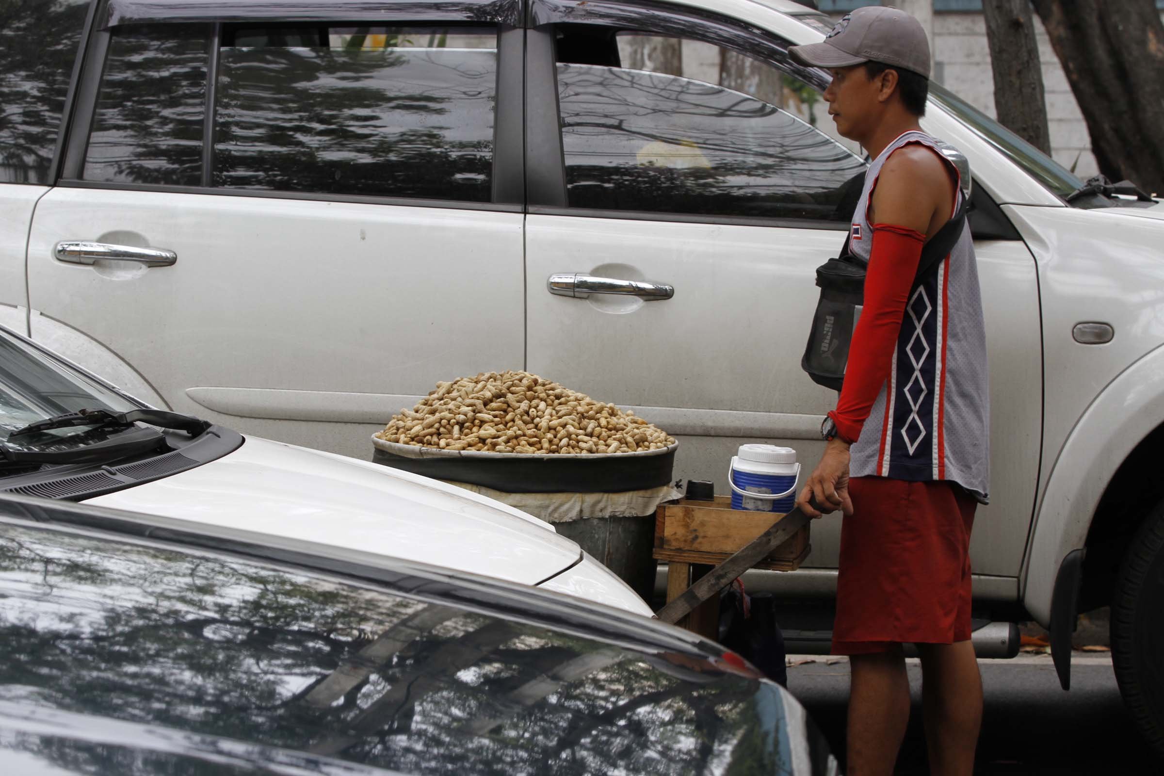 Vendor selling boil peanut