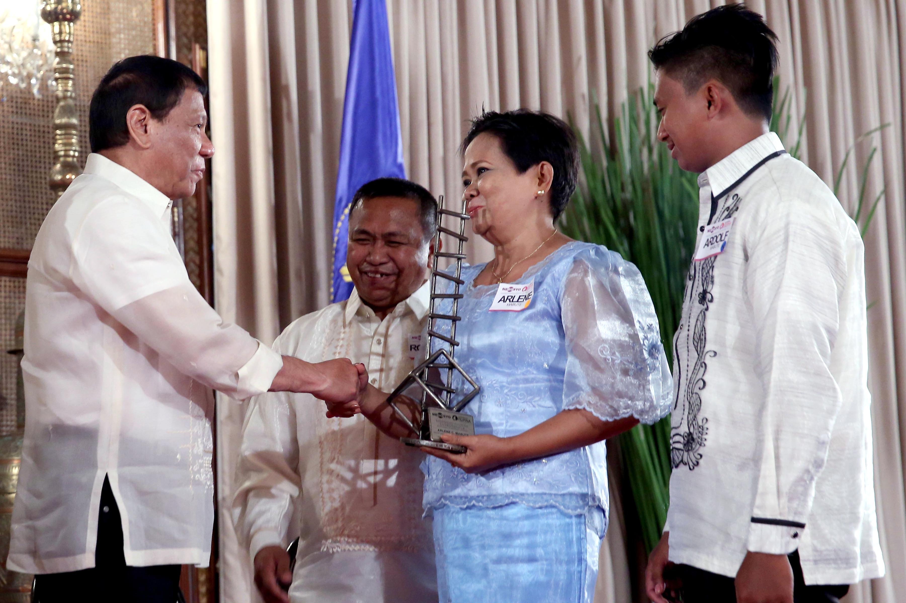 Pres. Duterte confers Go Negosyo micro-small enterprise award