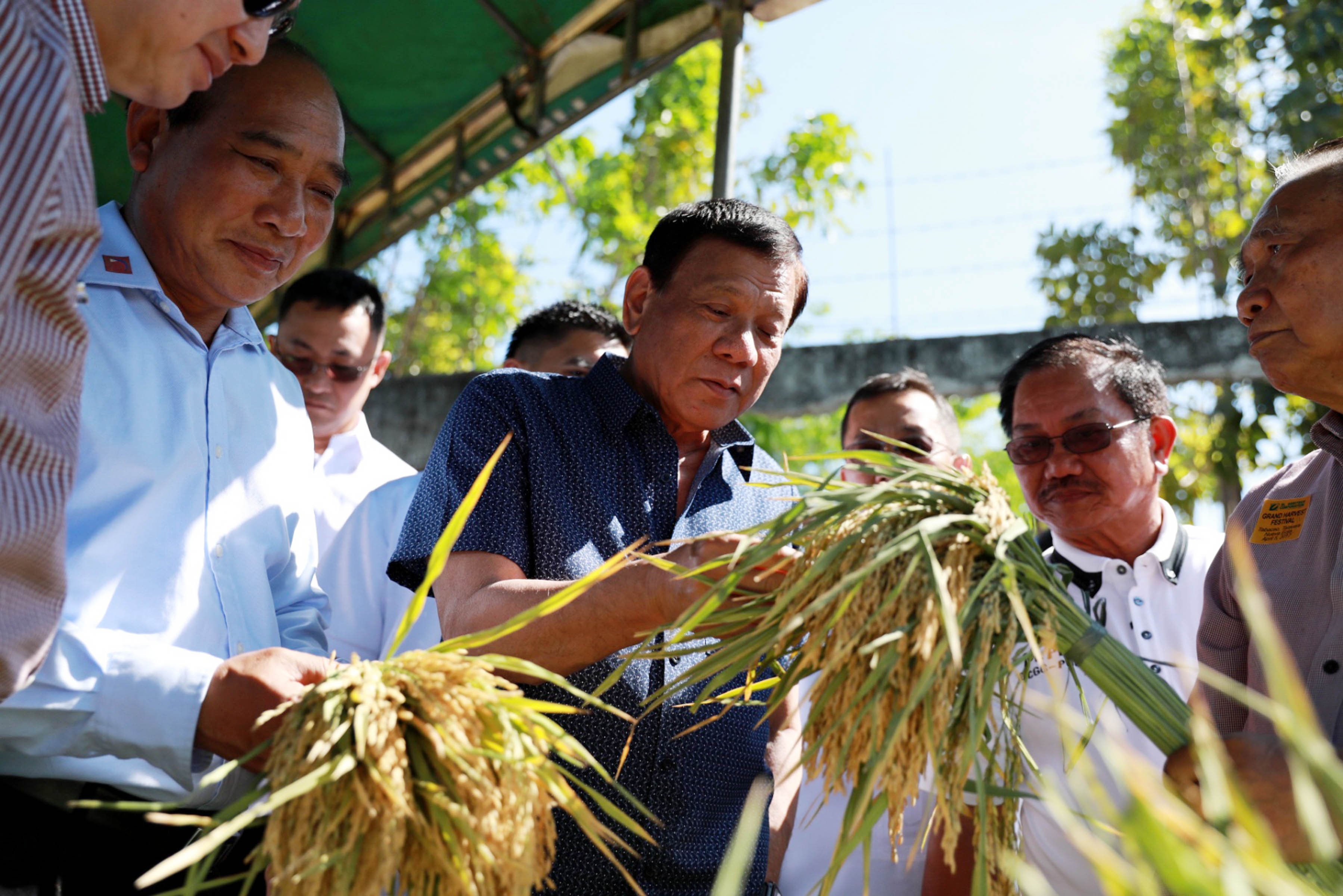 Pres.Duterte checks the quality of rice harvested during the Grand Harvest Festival