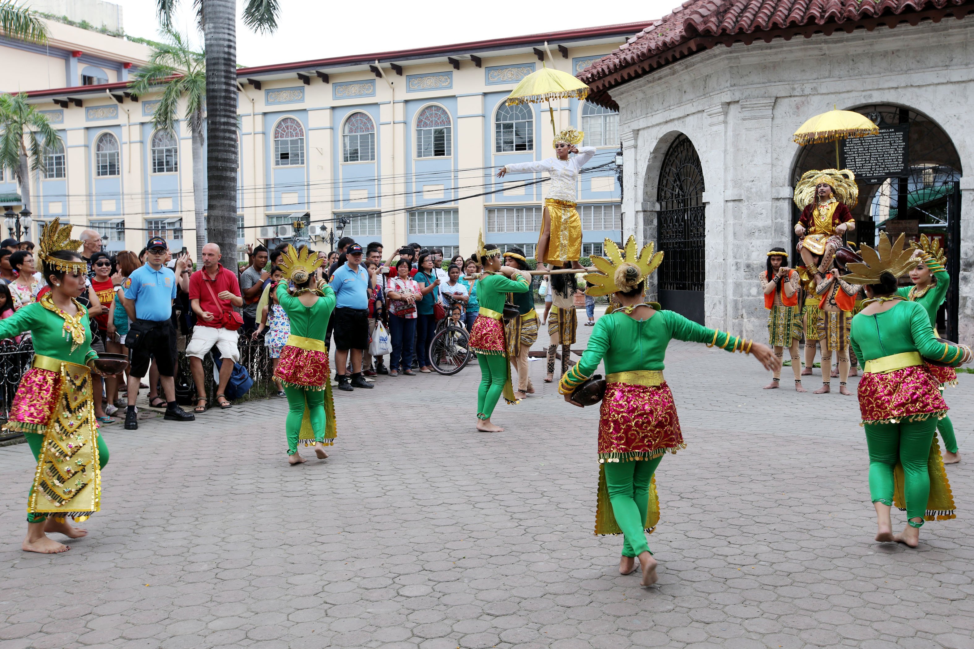 Cultural performance at Plaza Sugbu