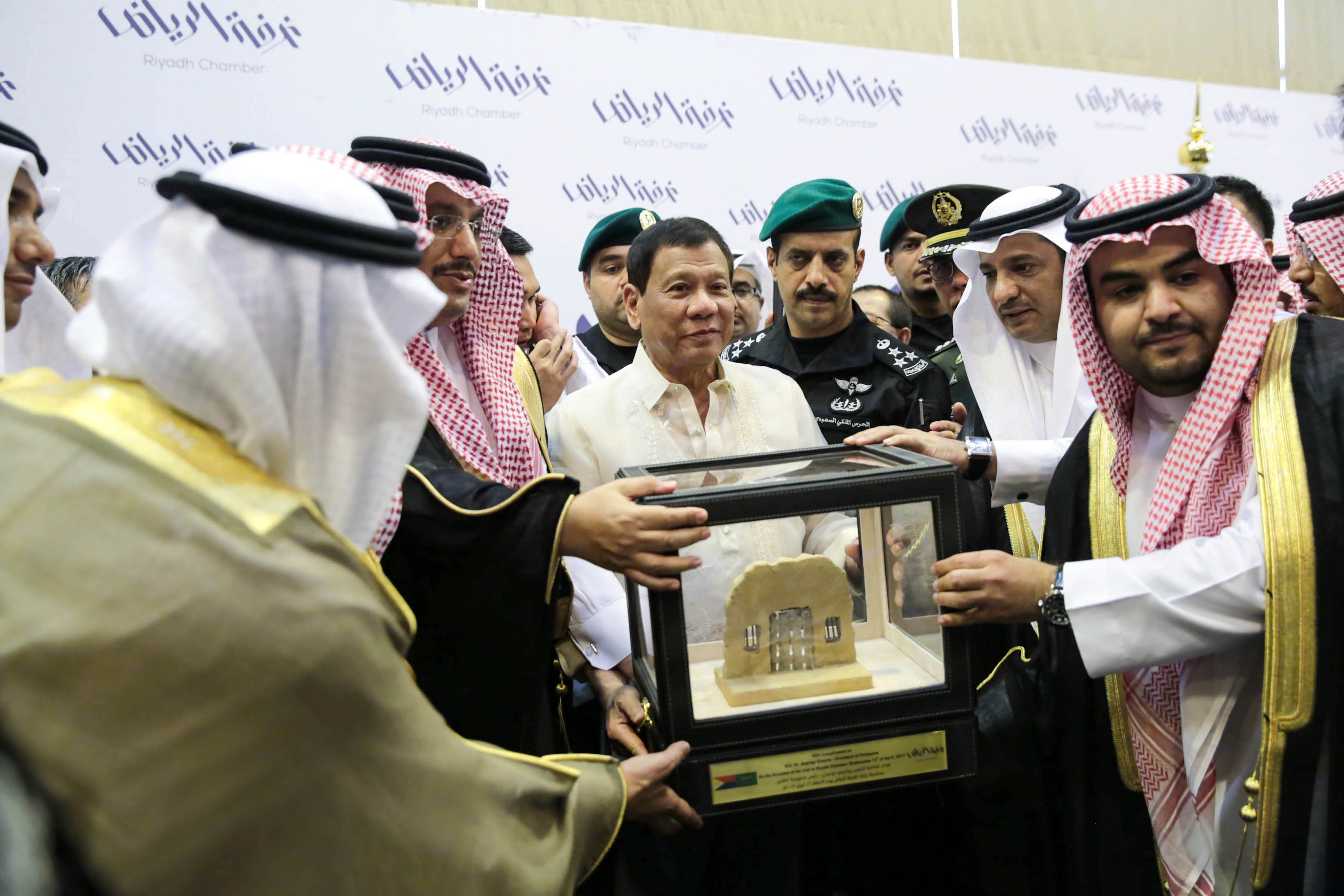 President Duterte receives a token from officials of the Riyadh Chamber of Commerce
