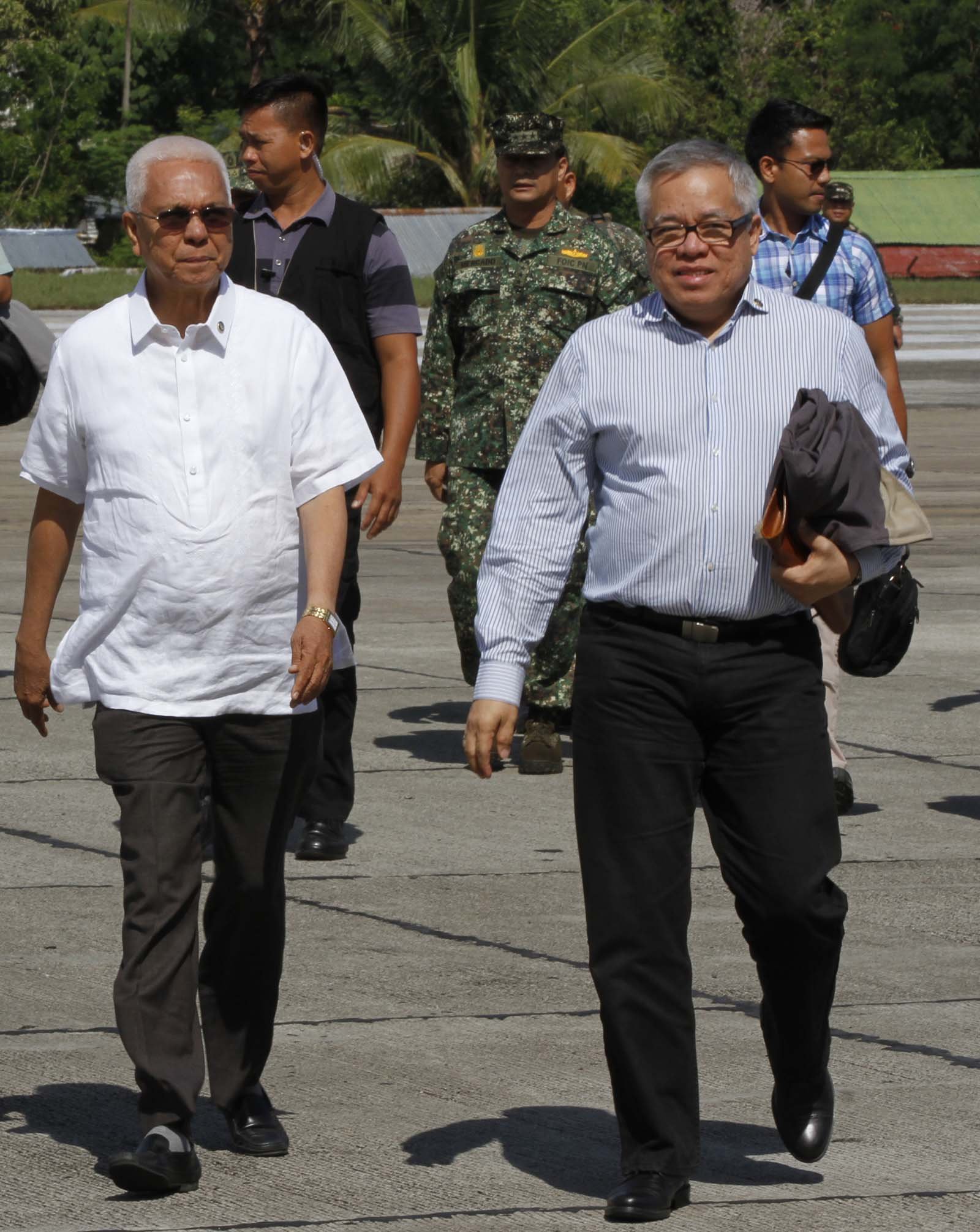 Cabinet Secretary Leoncio Evasco Jr, DTI Sec.Ramon Lopez join President Duterte in visiting Bohol province