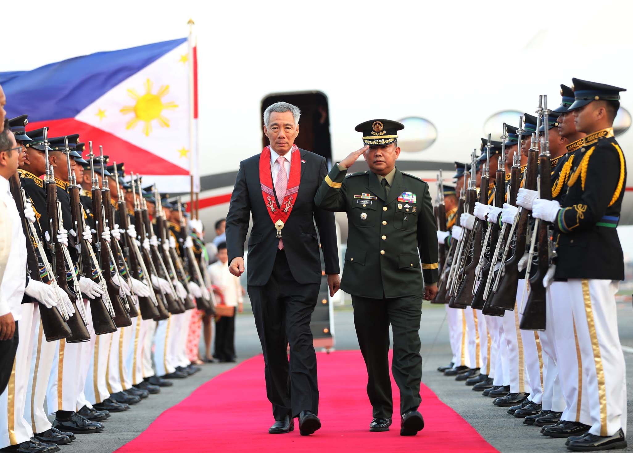 Singapore PM arrival honors in Manila