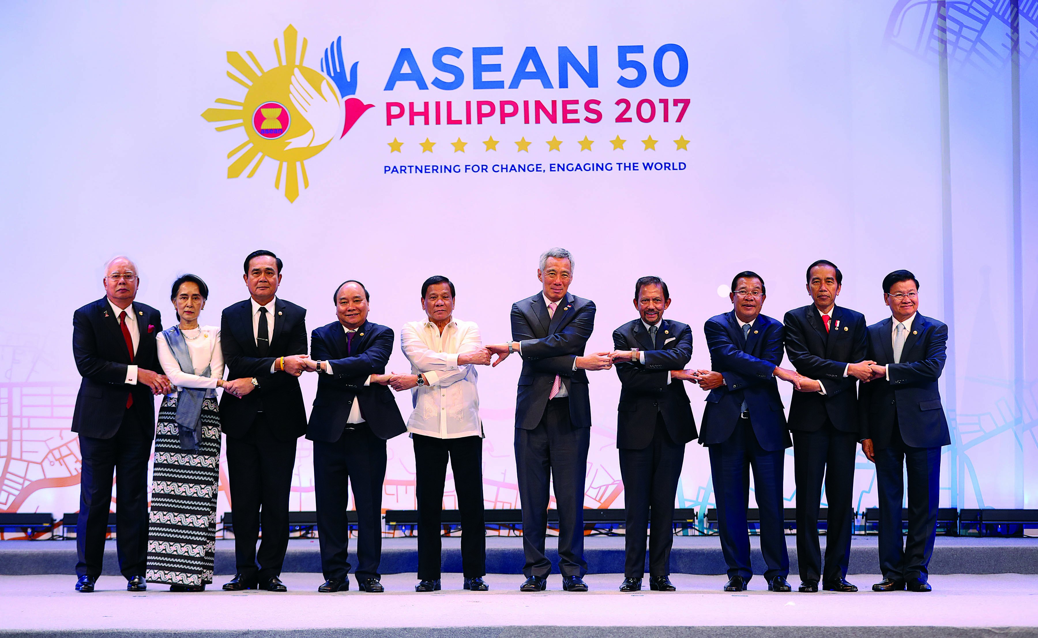 Asean leaders link arms at PICC