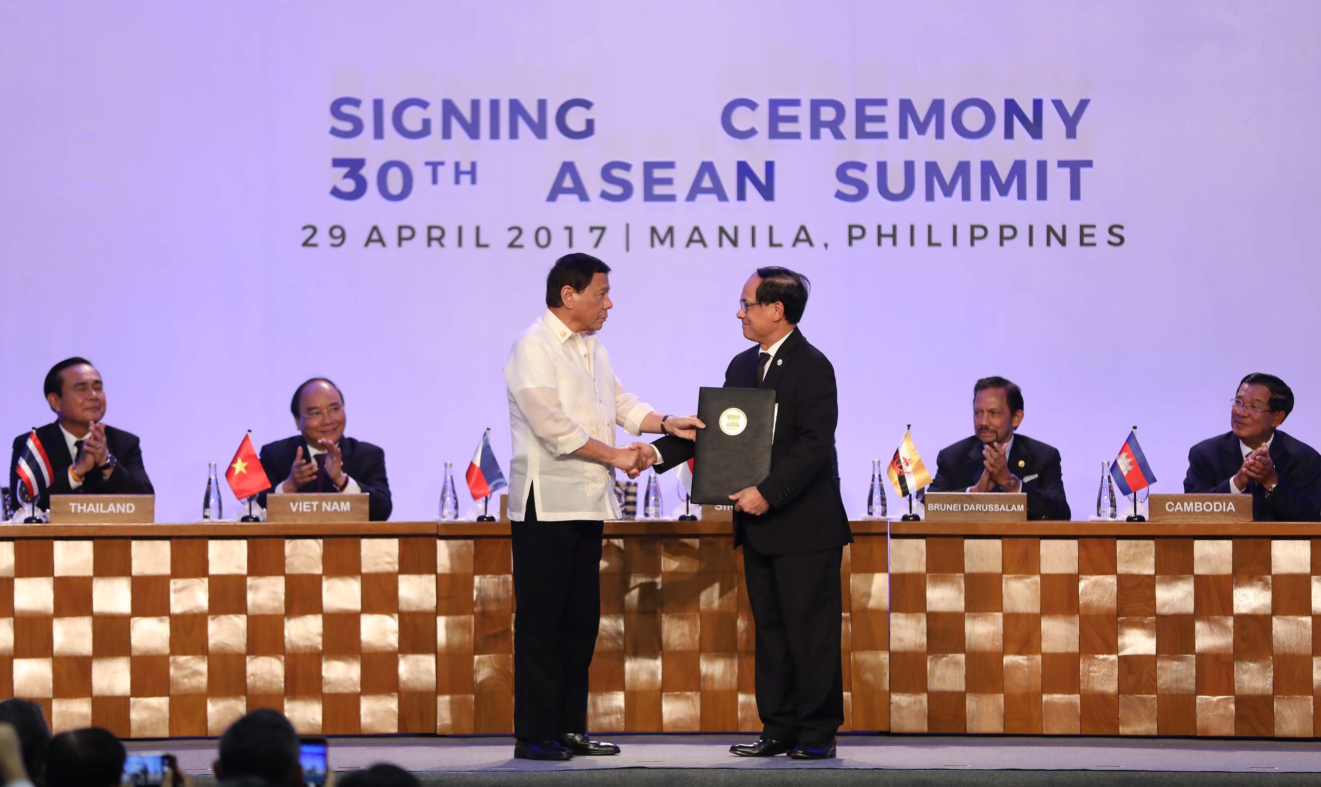 Pres. Duterte hands in document "ASEAN Declaration on the Role of the Civil Service as a Catalyst for Achieving  the ASEAN Community Vision 2025