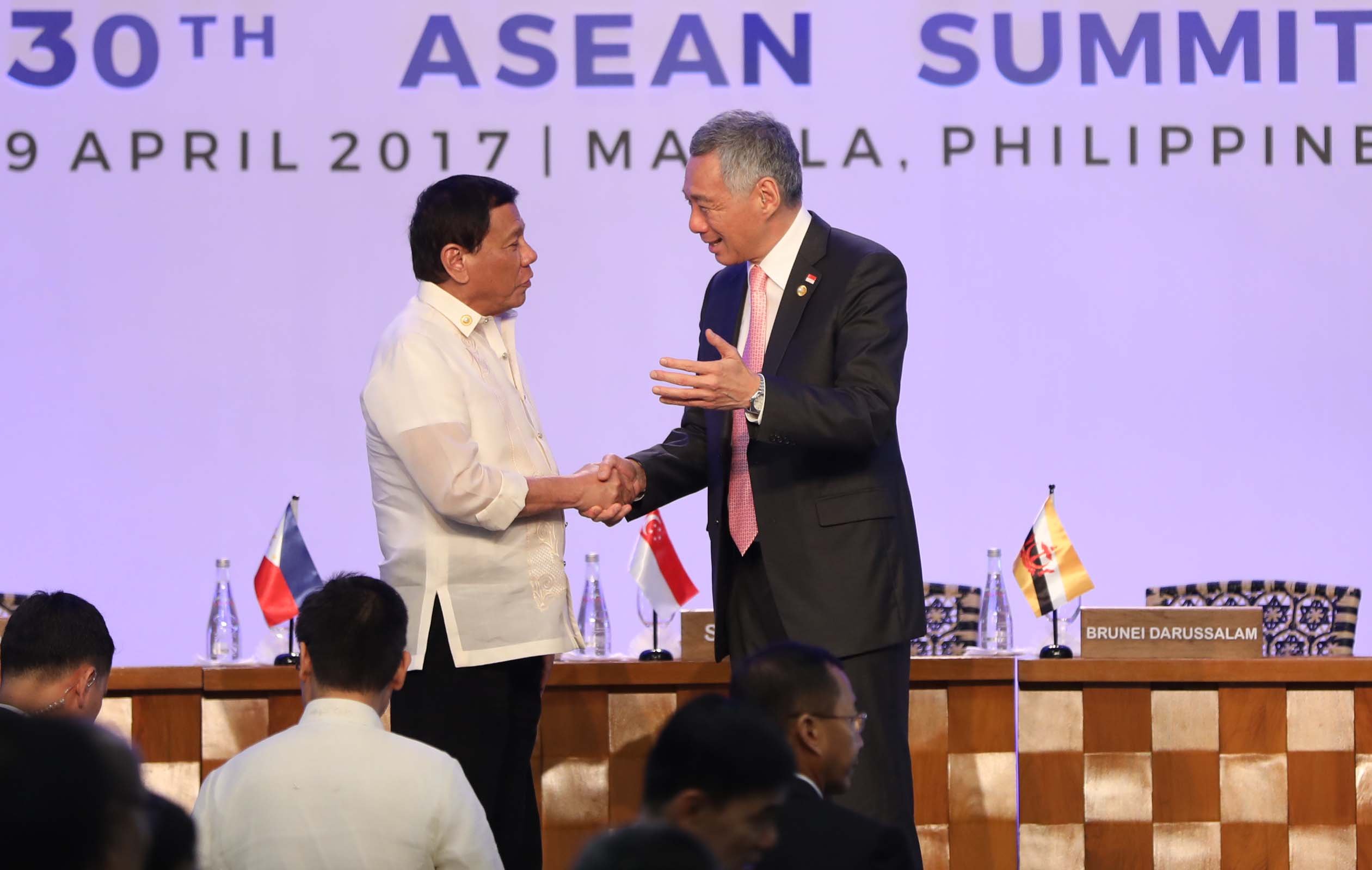 President Duterte shakes hands with Singaporean PM Lee Hsien Loong