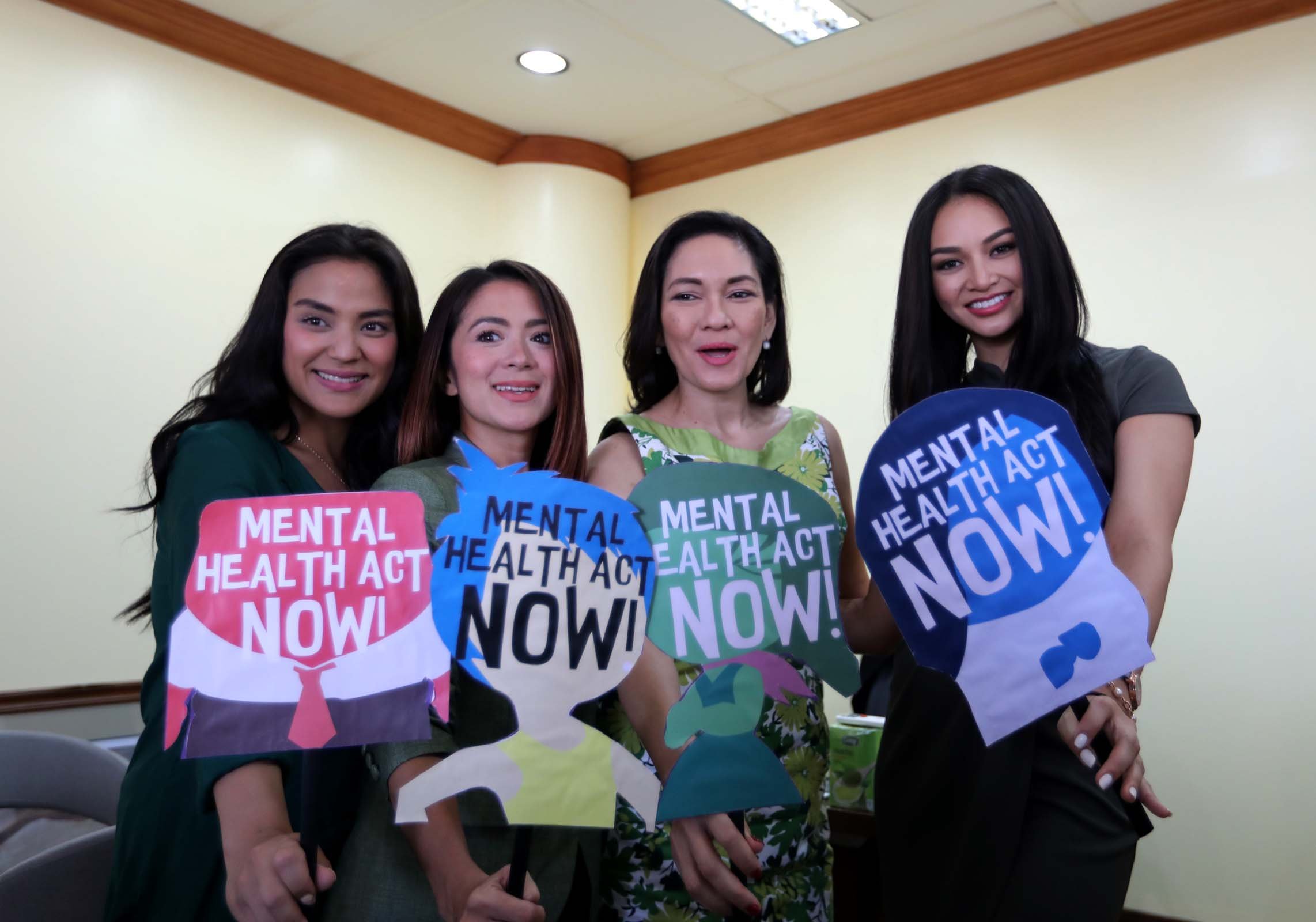MENTAL HEALTH BILL PASSED. Sen. Hontiveros poses with advocates