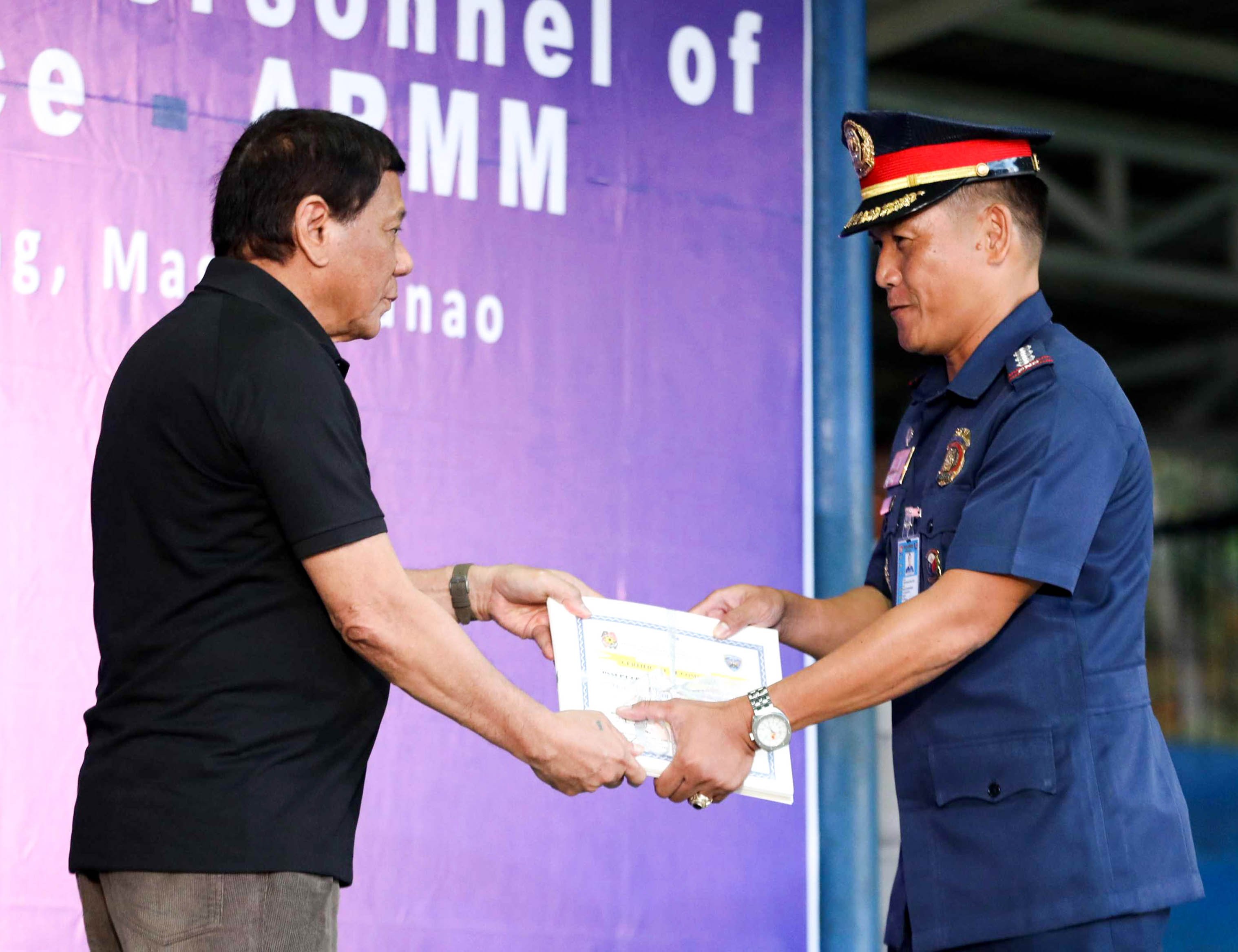 OUSTANDING POLICE OFFICERS HONORED. Pres. Duterte presents awards at the ARMM Police HQ in Maguindanao