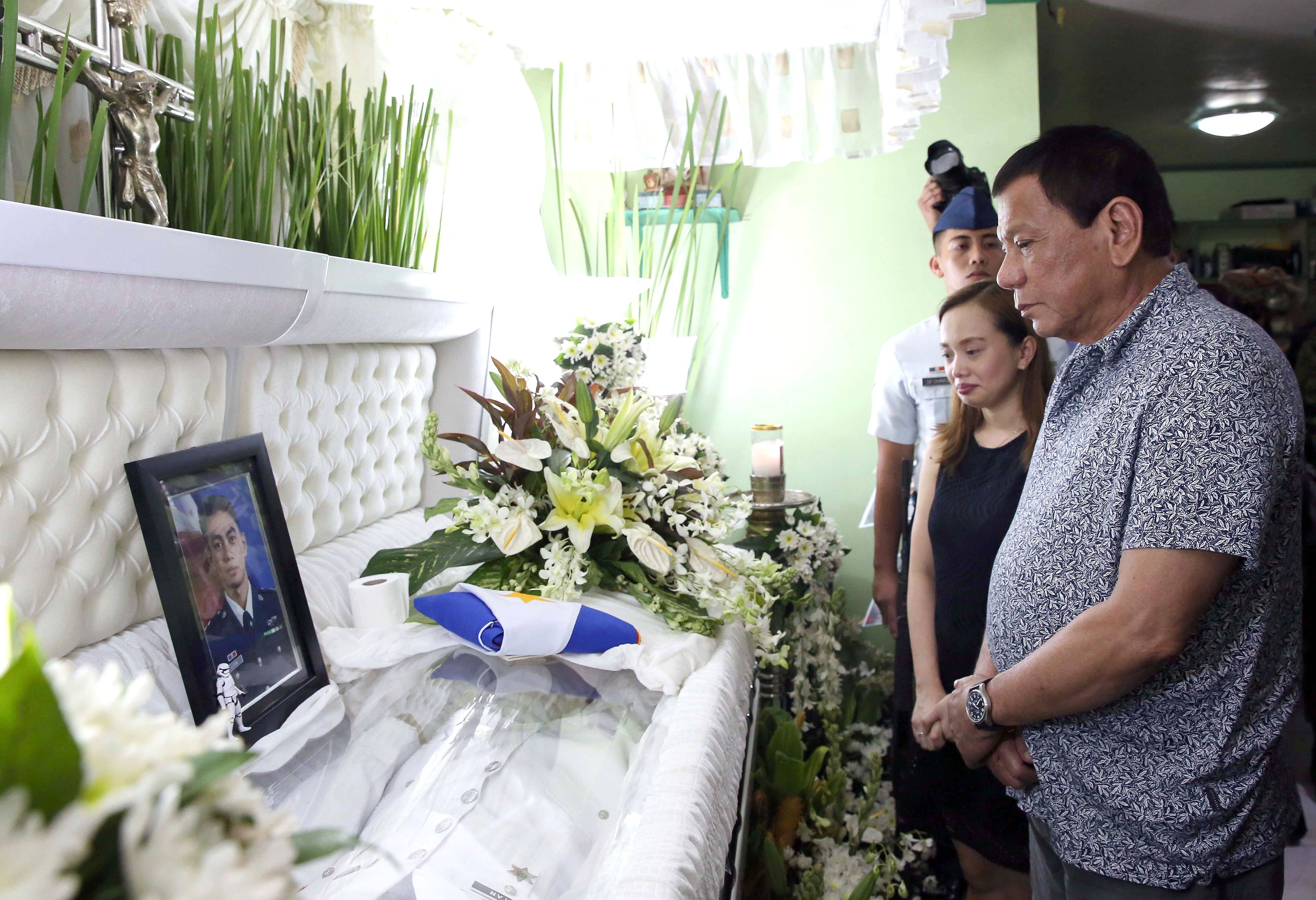 Pres. Duterte visits wake of pilot in Tanay chopper crash