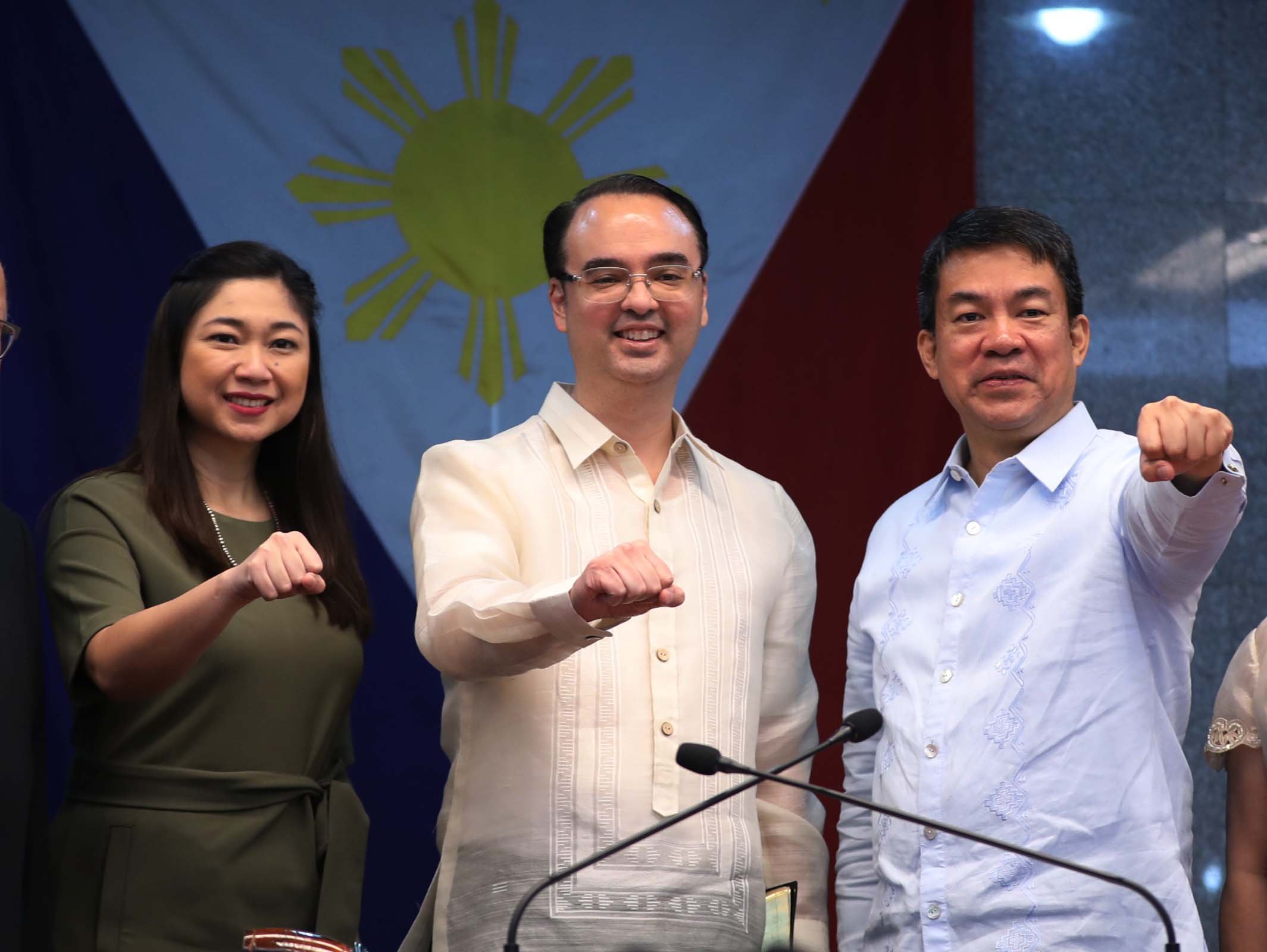 FIST POSE. Sen. Aquilino Pimentel III poses with newly confirmed Foreign Affairs Sec. Alan Peter Cayetano and wife, Lani