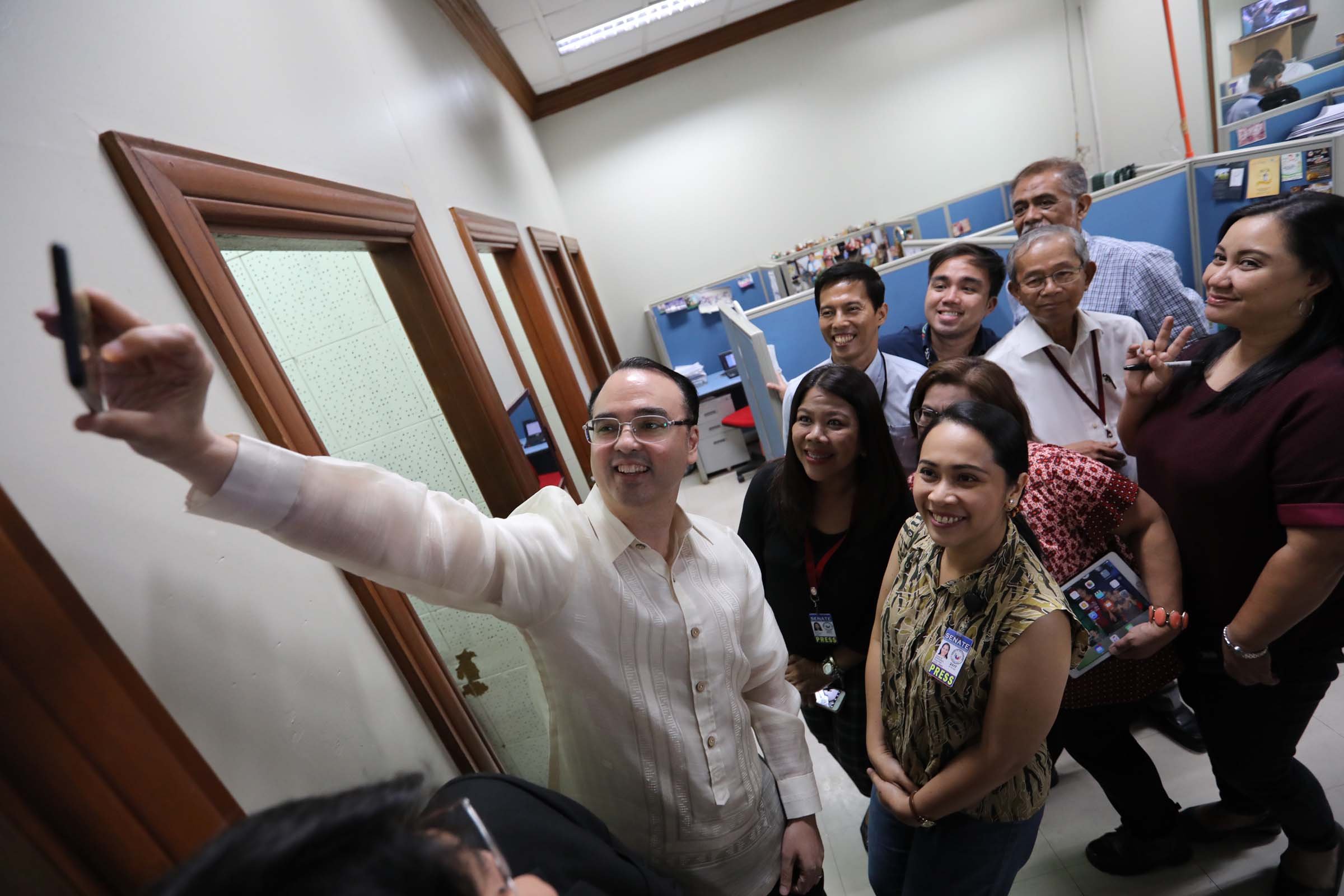 ALL SMILES. Sen. Cayetano takes a selfie with Senate media
