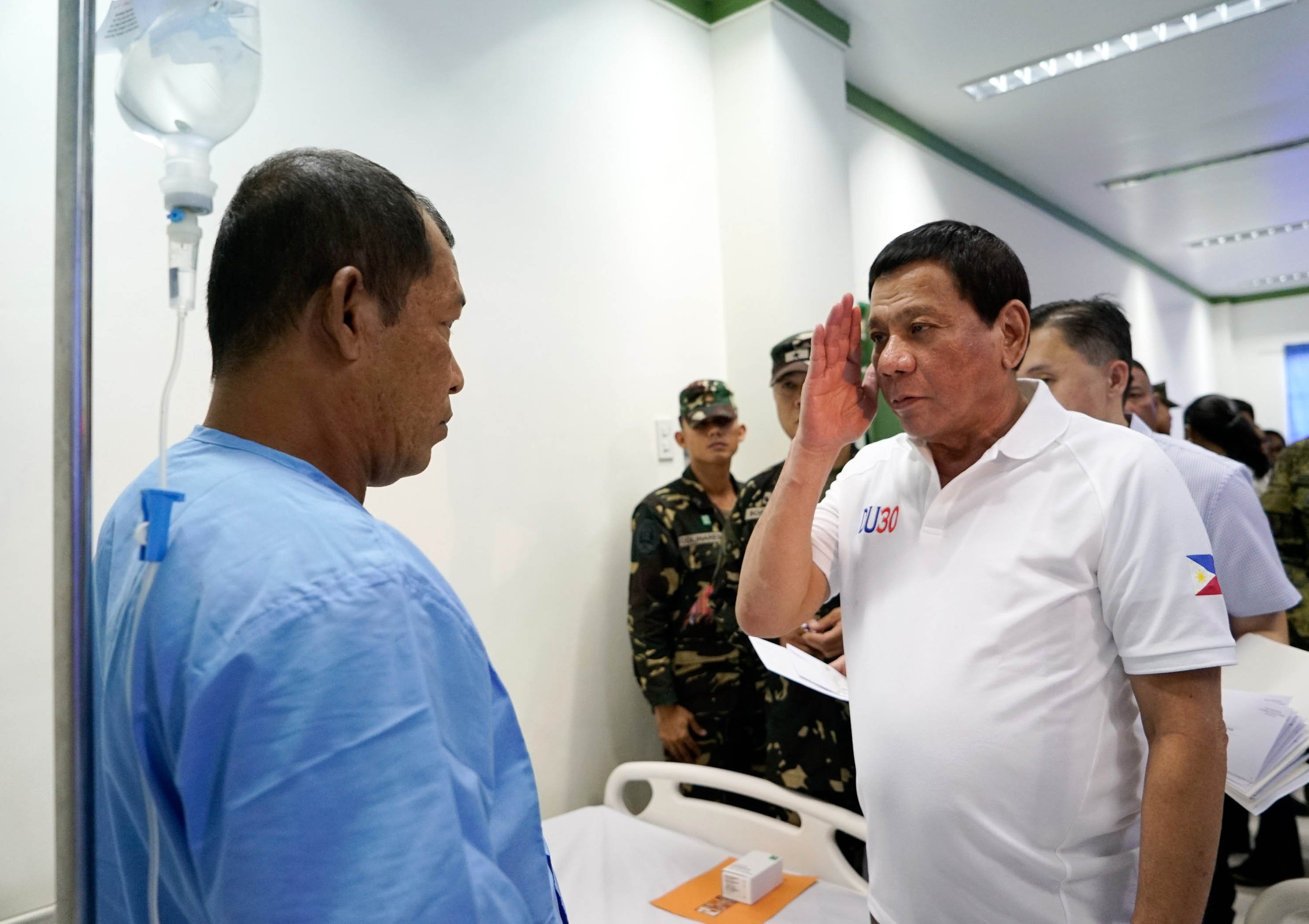 Pres. Duterte visits wounded soldiers in Sulu