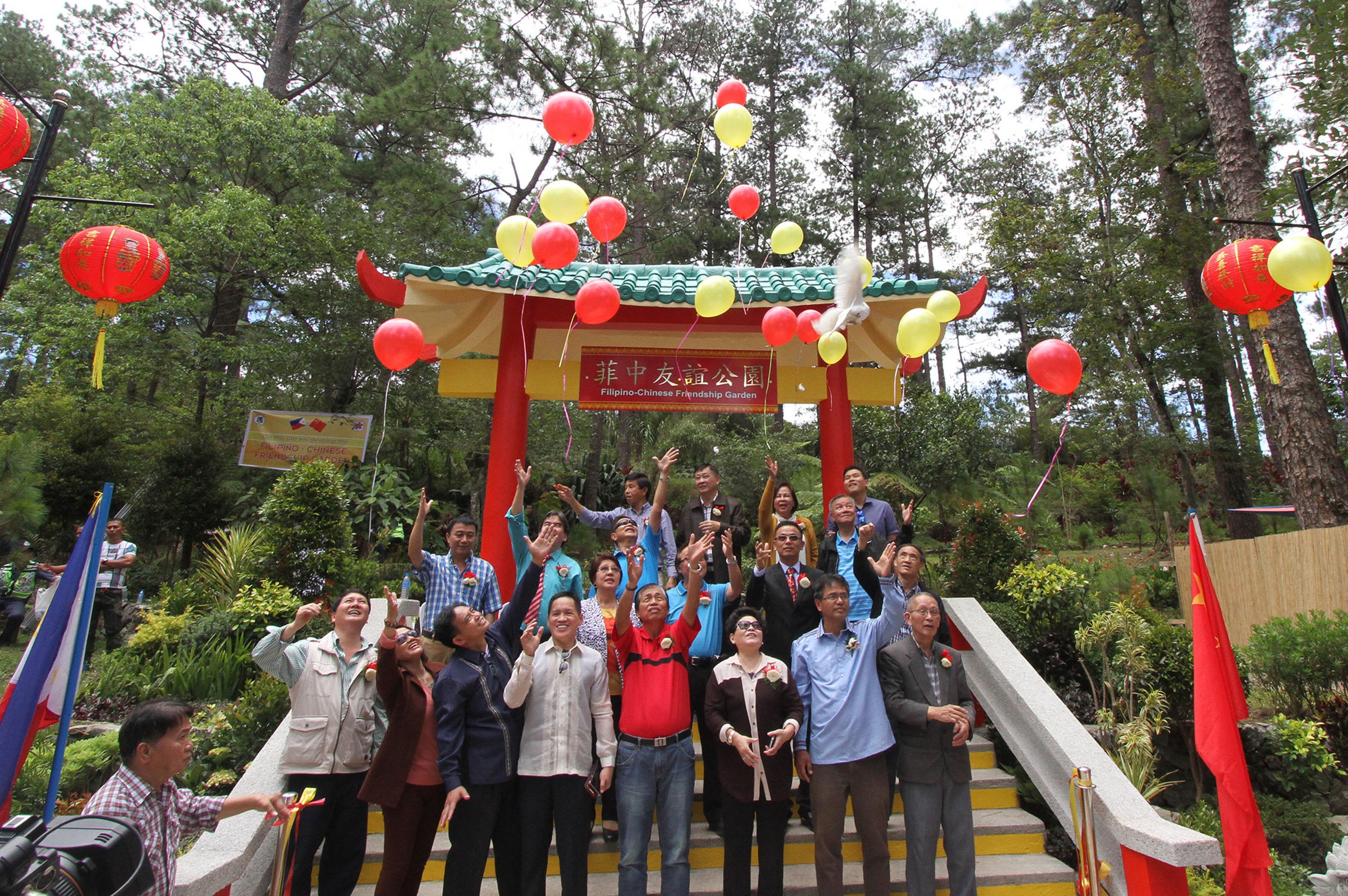GOOD FRIENDS. Baguio City's Filipino-Chinese community celebrates friendship day