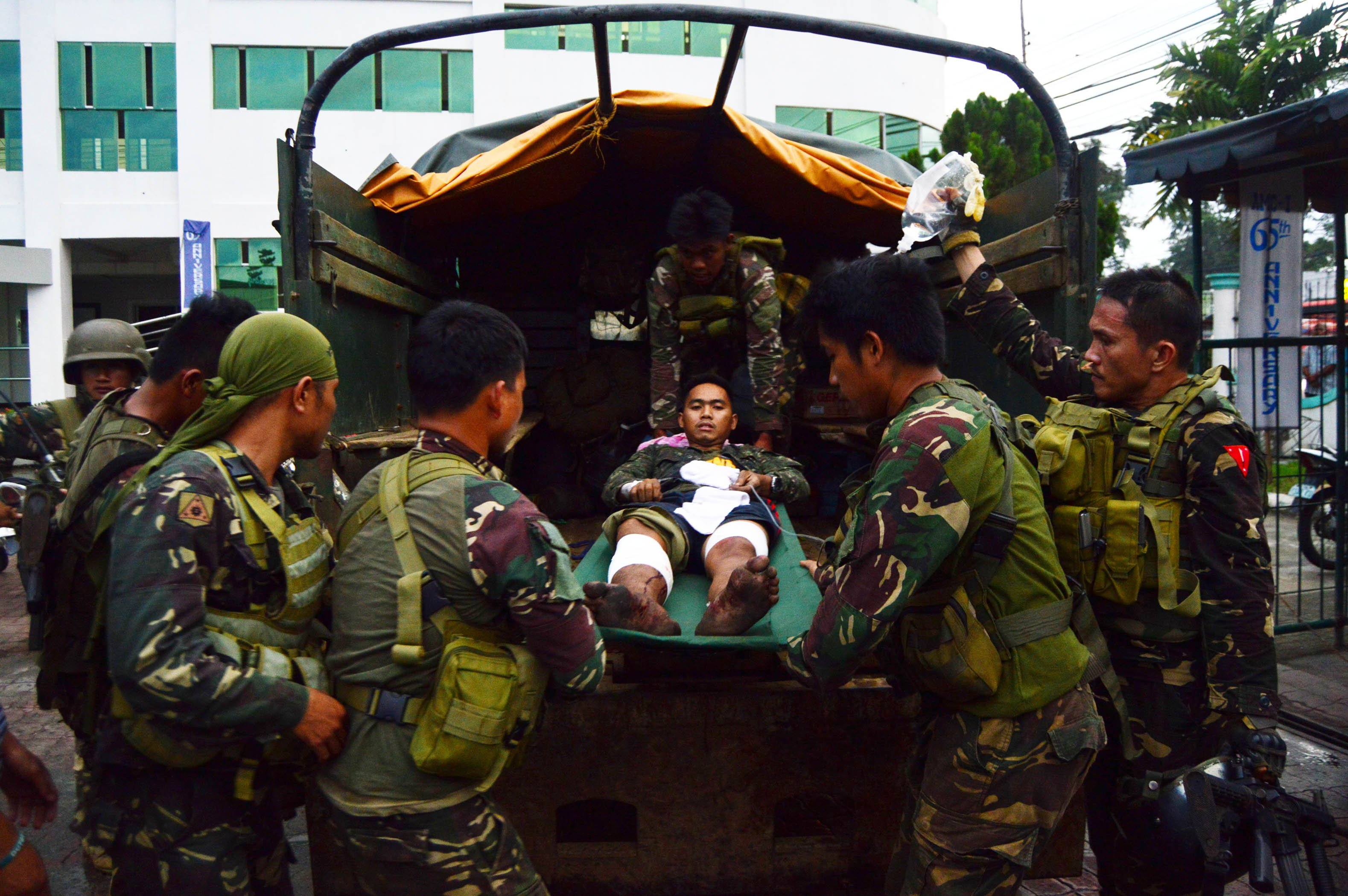 Gov't troopers take a wounded Marine soldier to a medical facility in Iligan City