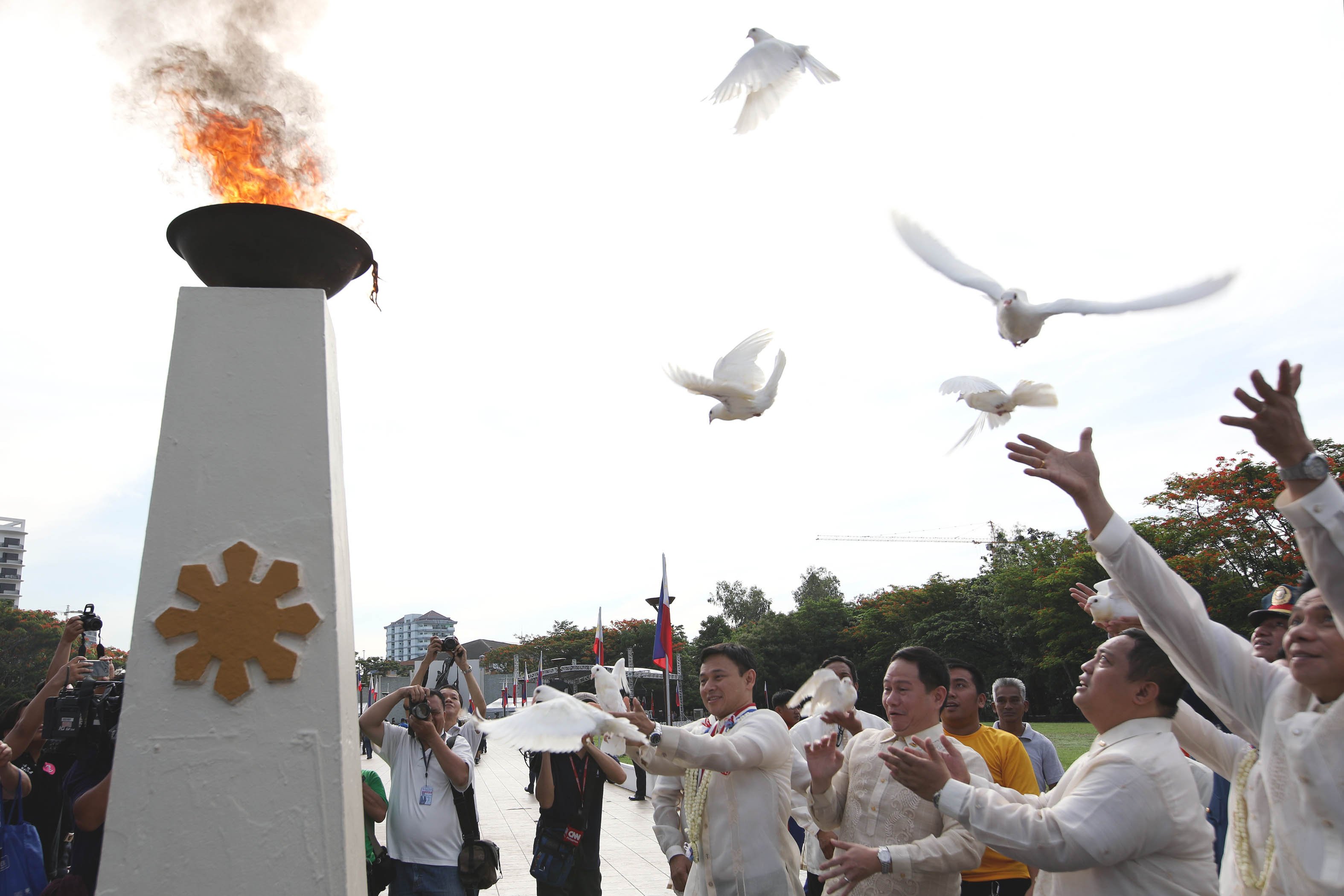 Sen. Angara leads the releasing of white doves in the air during the 119th Independence Day celebration at Pinaglabanan Shrine