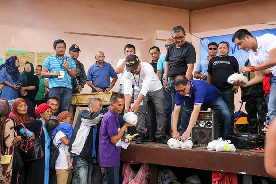 Agri chief delivers assistance to conflict-affected families of Marawi