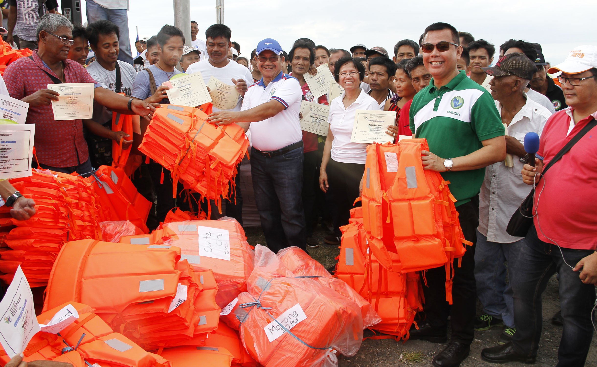 Agriculture Secretary Emmanuel Pinol distributes Life Jackets to fishermen