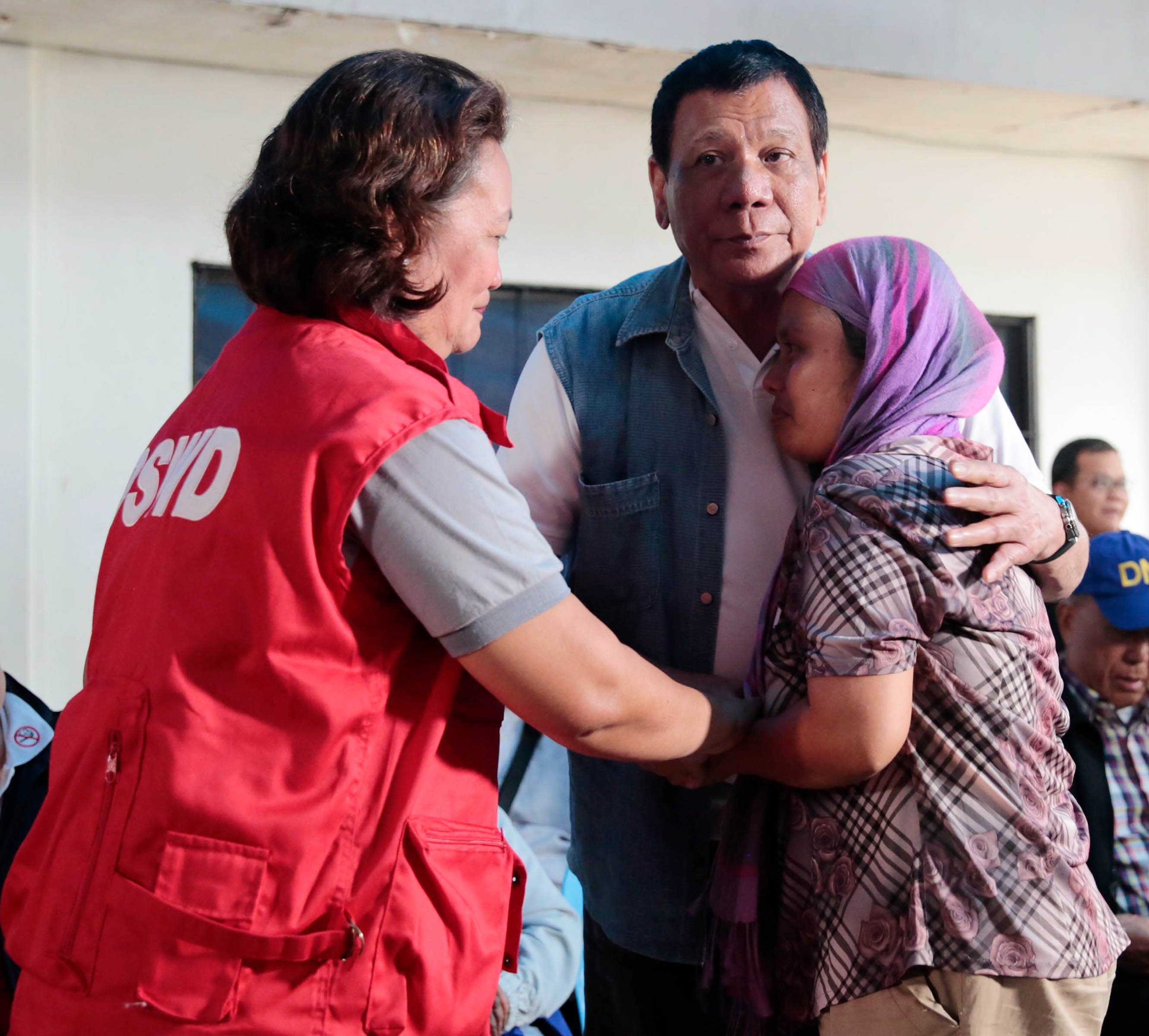 President Duterte comforts evacuee from Marawi City