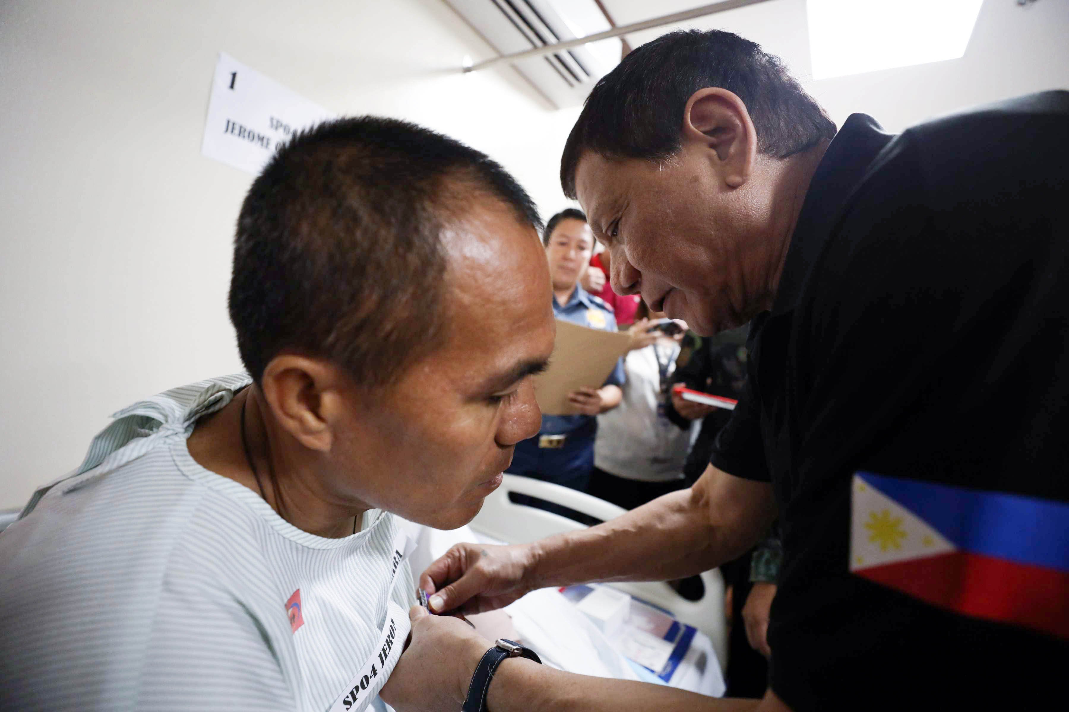 President Duterte awards medal to wounded policemen