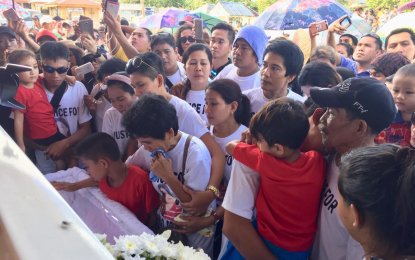 Thousands pay last respects to Demafelis
