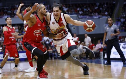 <p>San Miguel Beer's Marcio Lassiter and Barangay Ginebra's Sol Mercado<em> (Photo courtesy of PBA Media Bureau)</em></p>