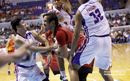 <p><strong>TOO TIGHT</strong>. San Miguel Beer’s June Mar Fajardo gets caught up in a tight defense by Magnolia Hotshots’ Ian Sangalang, Rafi Reavis, and Kyle Pascual during Game 1 of the PBA PH Cup finals at the Smart Araneta Coliseum on Friday evening (March 23, 2018). Magnolia snatched from San Miguel the first of the best-of-seven final games, winning 105-103. <em>(Photo courtesy of PBA Media Bureau)</em></p>