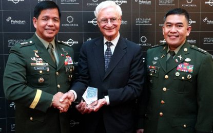 <p><strong>PH ARMY GETS PALLADIUM AWARD. </strong>Philippine Army commander Lt. Gen. Rolando Joselito Bautista receives the Palladium Balanced Scorecard Hall of Fame for Executing Strategy award from Prof. Robert S. Kaplan, Emeritus Professor at the Harvard Business School and co-creator of the Balanced Scorecard. <em>(Photo courtesy: Office of the Army Chief Public Affairs)</em></p>