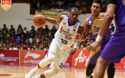 <p>Alab Pilipinas' forward Justin Brownlee and CSL Knights' forward center Filman Nugroho <em>(Photo courtesy of ABL)</em></p>