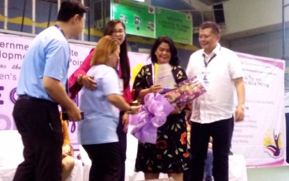 <p><strong>OUTSTANDING WOMEN LEADERS</strong> Carmona Mayor Dahlia Loyola was hailed as one of Cavite’s Outstanding Women Leaders during the province’s Women’s Month festivities held at the provincial gymnasium in Trece Martires City on March 23, Friday. Photo shows Cavite Governor Jesus Crispin C. Remulla awarding the plaque, assisted by 7th District Board Member and Co-Chair of Cavite GFPS Reinalyn Varias.<em>(Photo by Gladys Pino/PNA)</em></p>